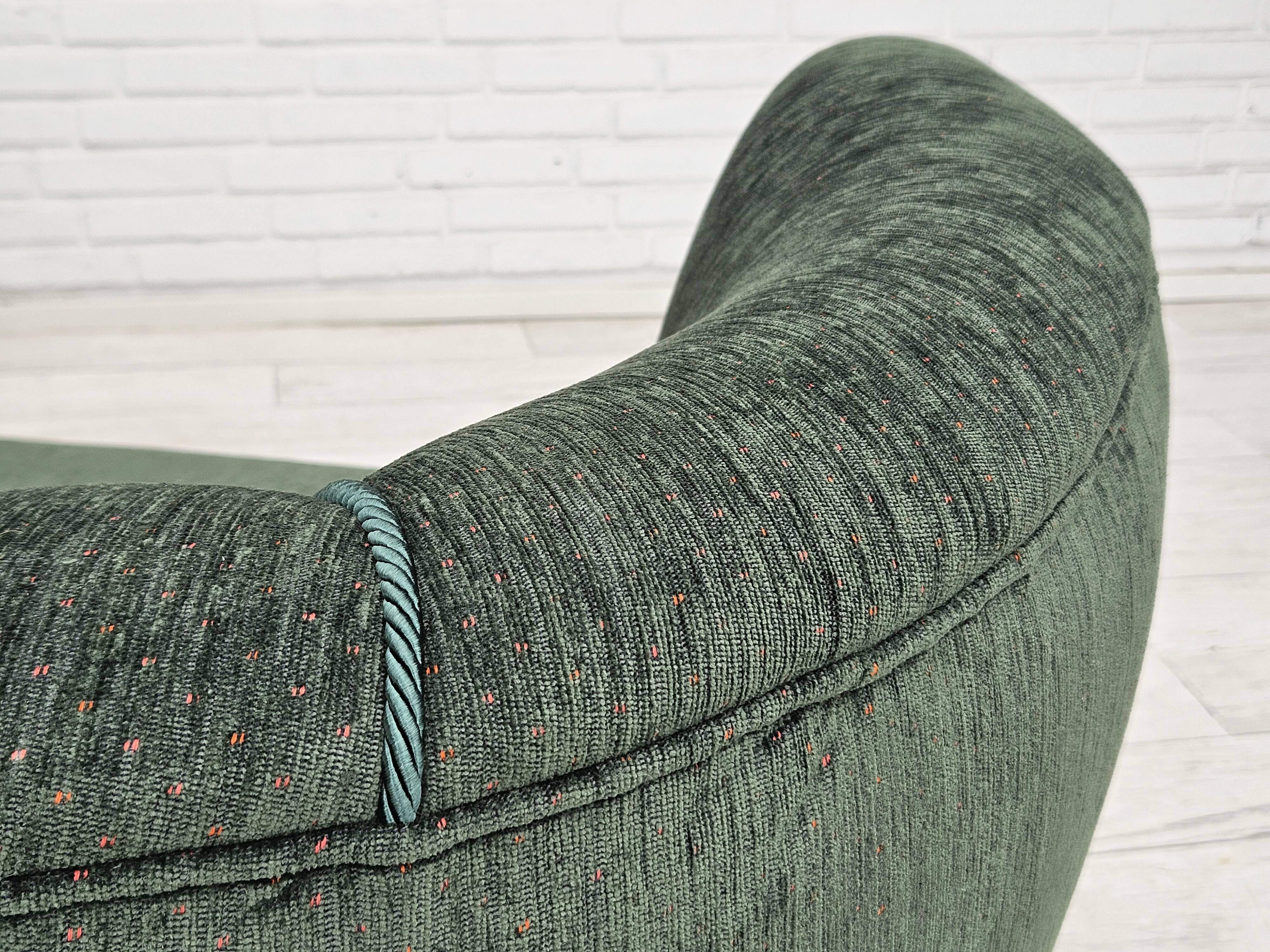 Années 1960, design danois, canapé 3 places "Banana" refait à neuf, velours vintage.