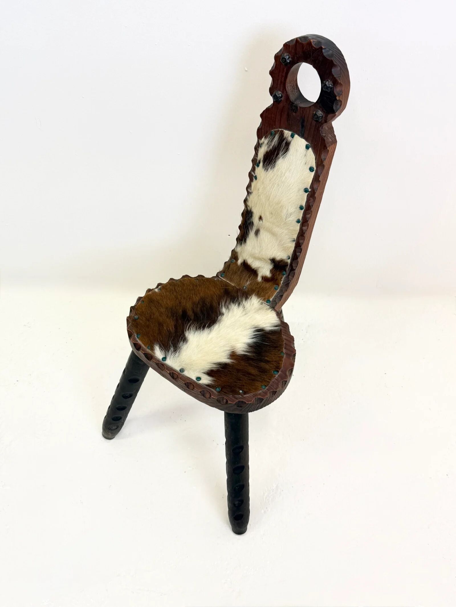 Chaise sculptée en bois et peau — 1950–1970