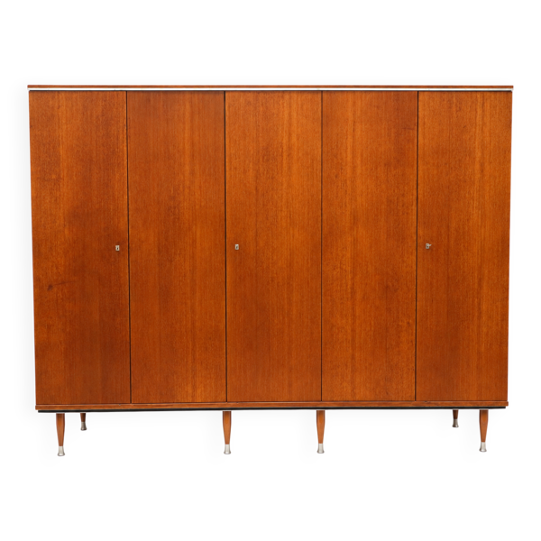 Armoire en teck avec 5 portes, tringle et étagères.