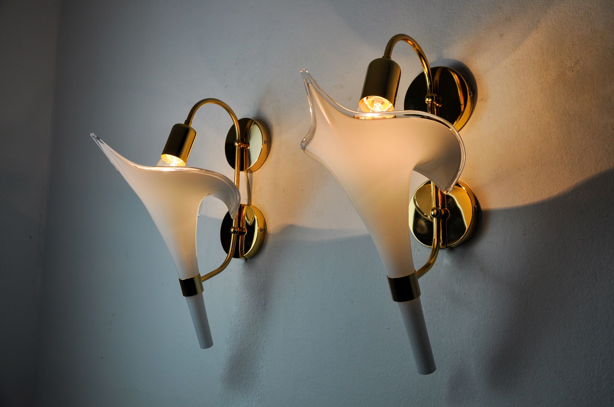 Pair of white fleur-de-lis wall lights, Murano glass, Italy, 1970