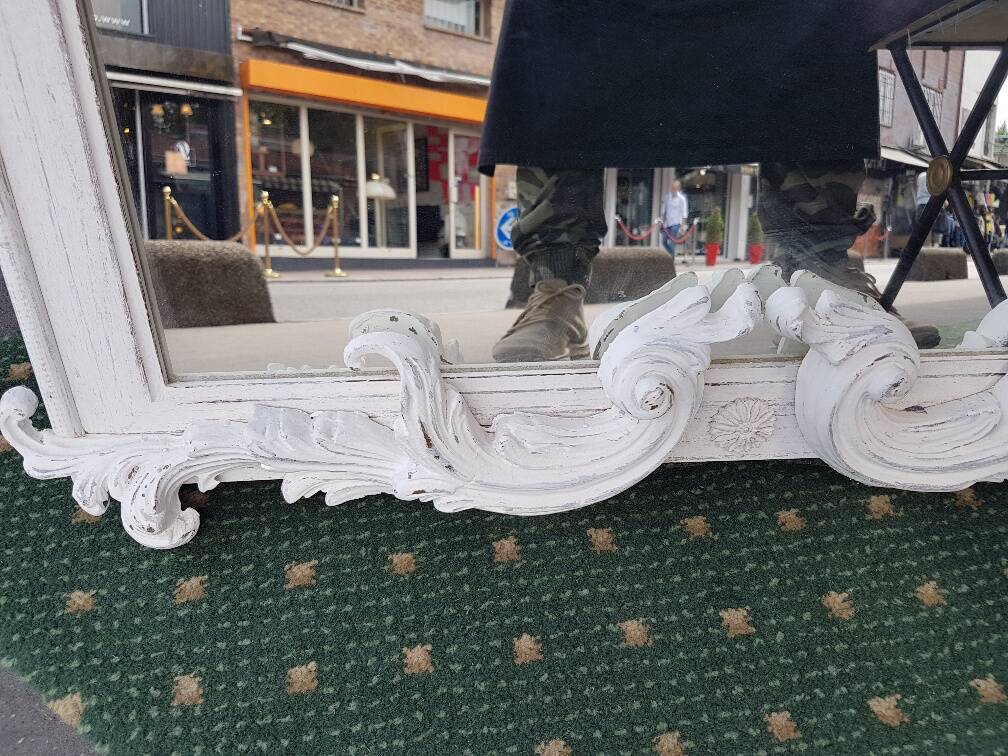 Baroque mirror in carved wood with a white patina.