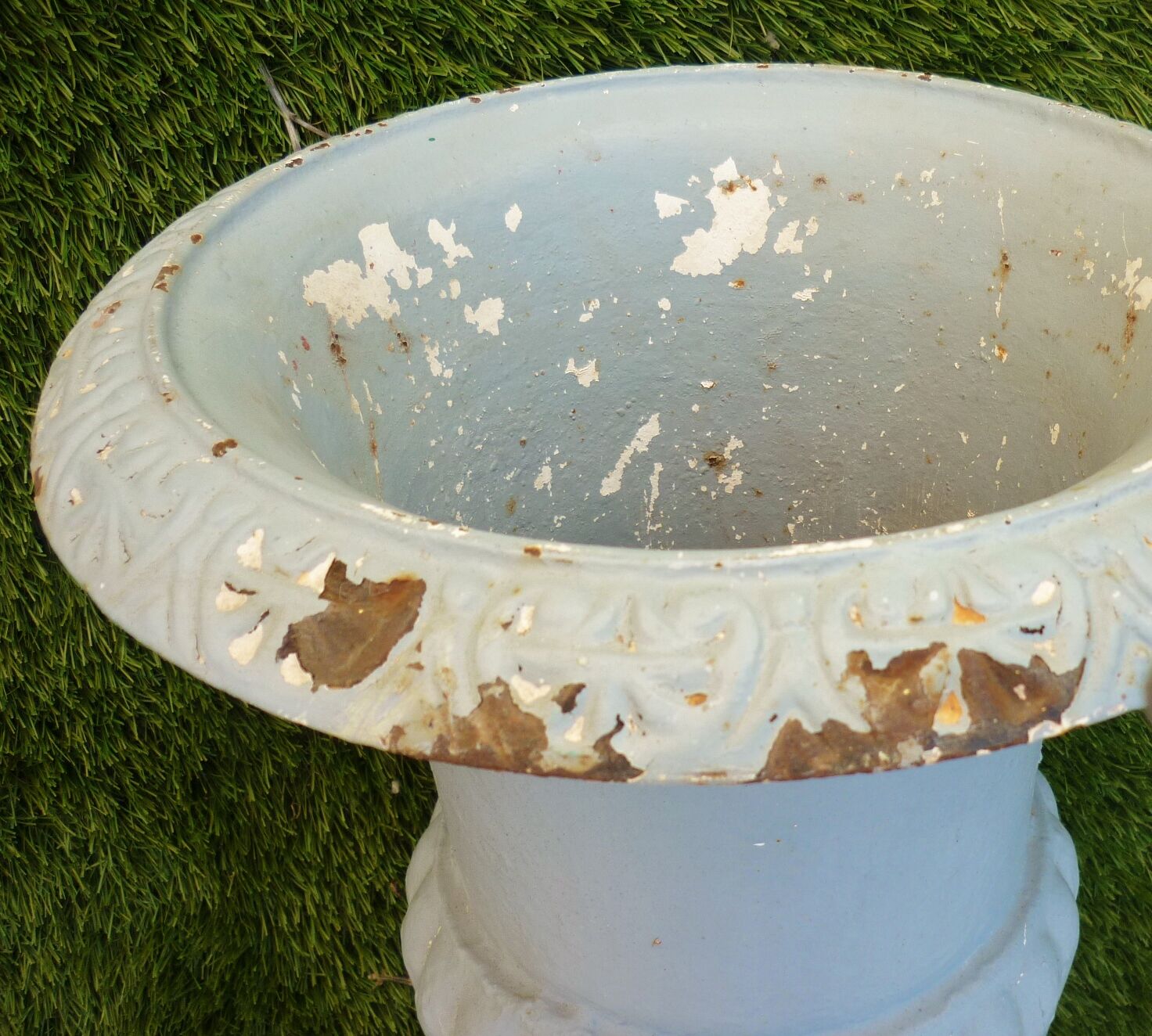 Pair of old Medici vase in cast iron, early XXth, H: 43.5cm
