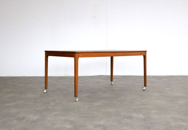 Table basse en teck sur roulettes, Suède années 60