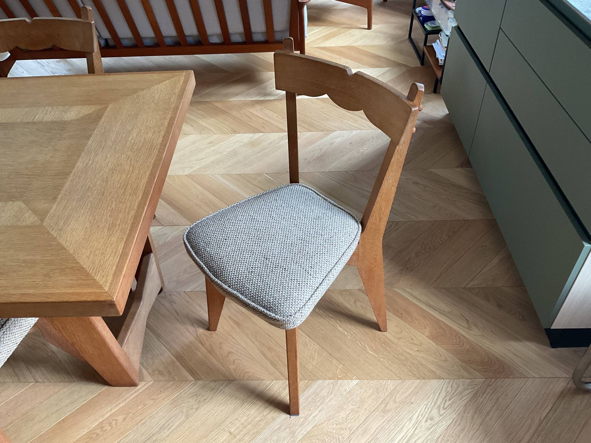6 chaises de Guillerme et Chambron