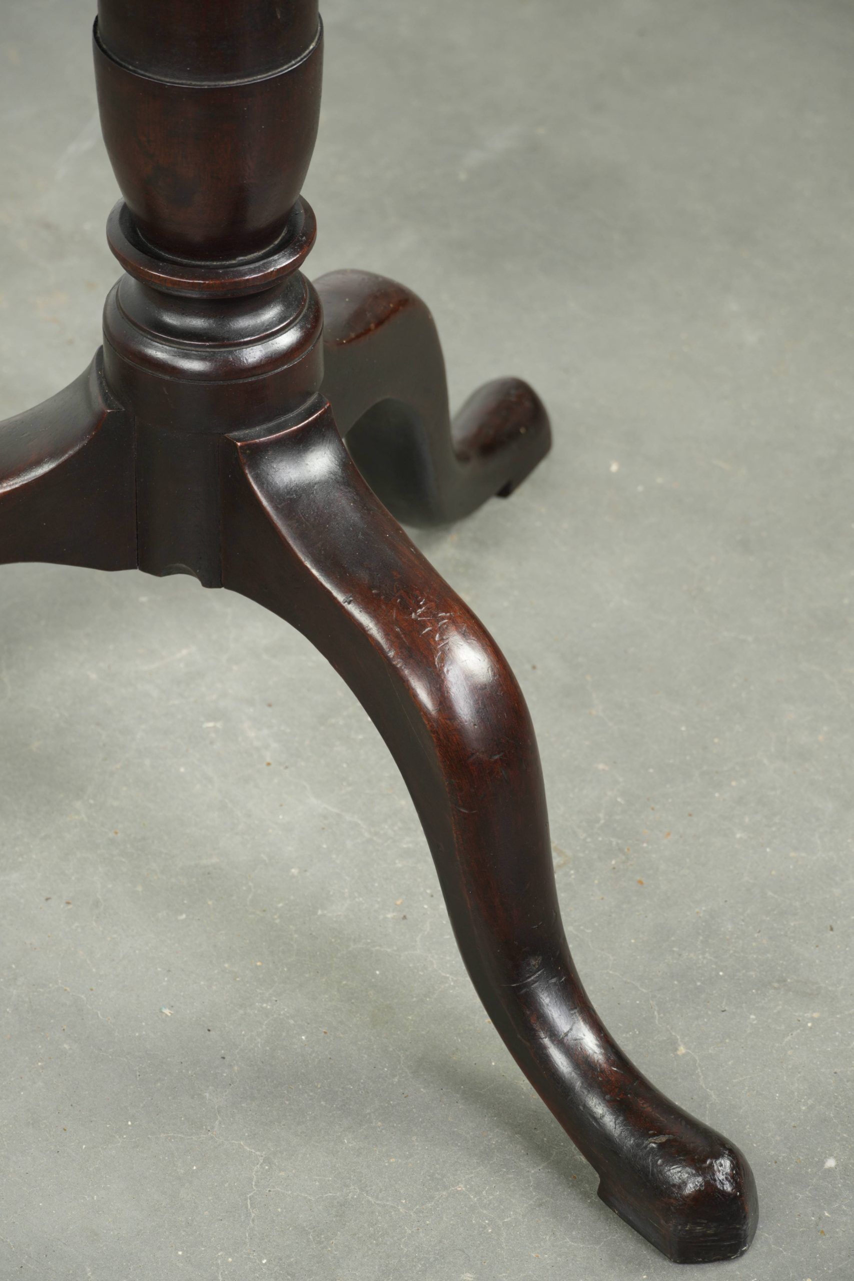 Round antique English tilt-top table/side table from the early 19th century
