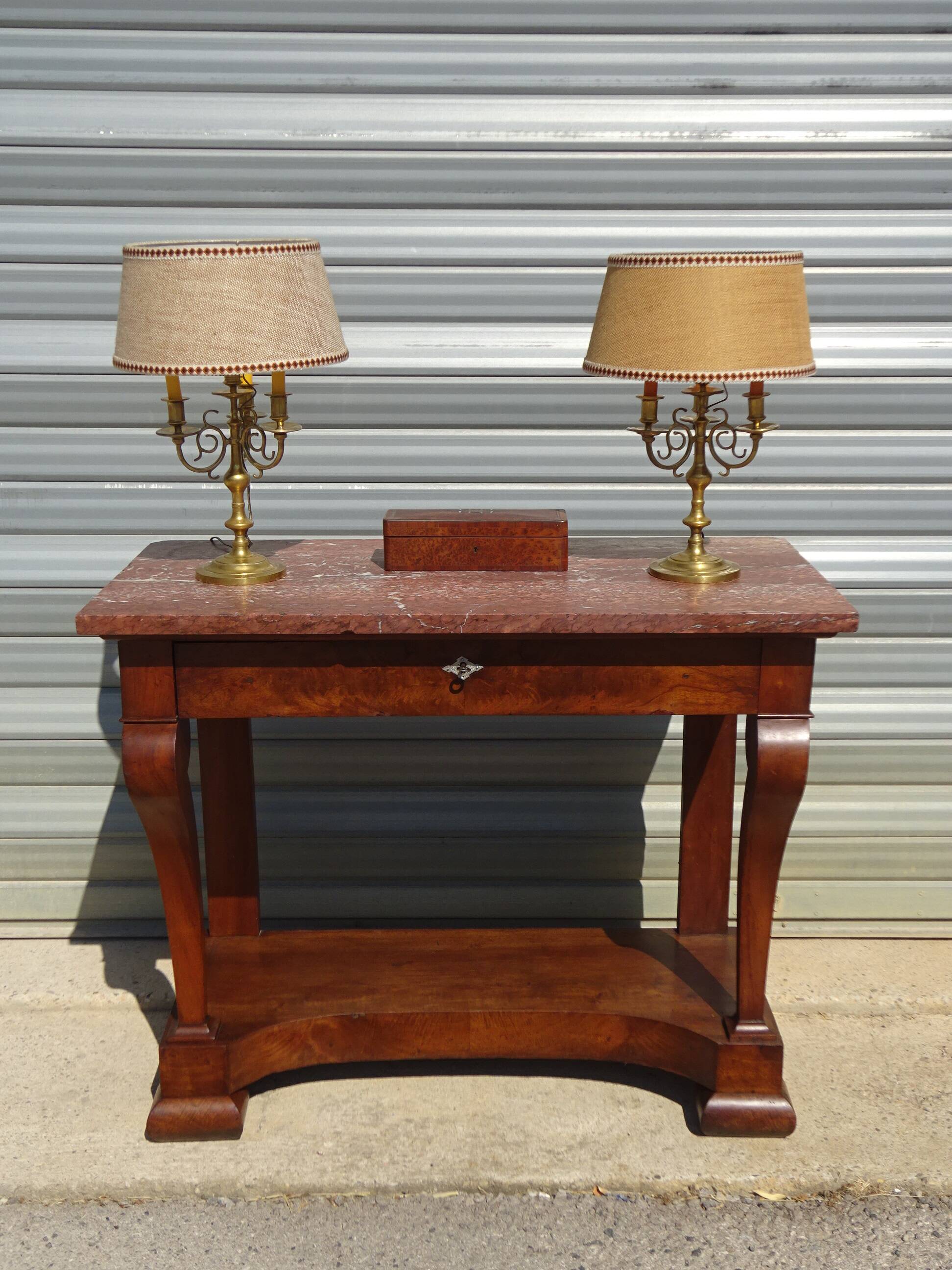 Console époque Restauration, style  Charles X en noyer avec marbre griotte