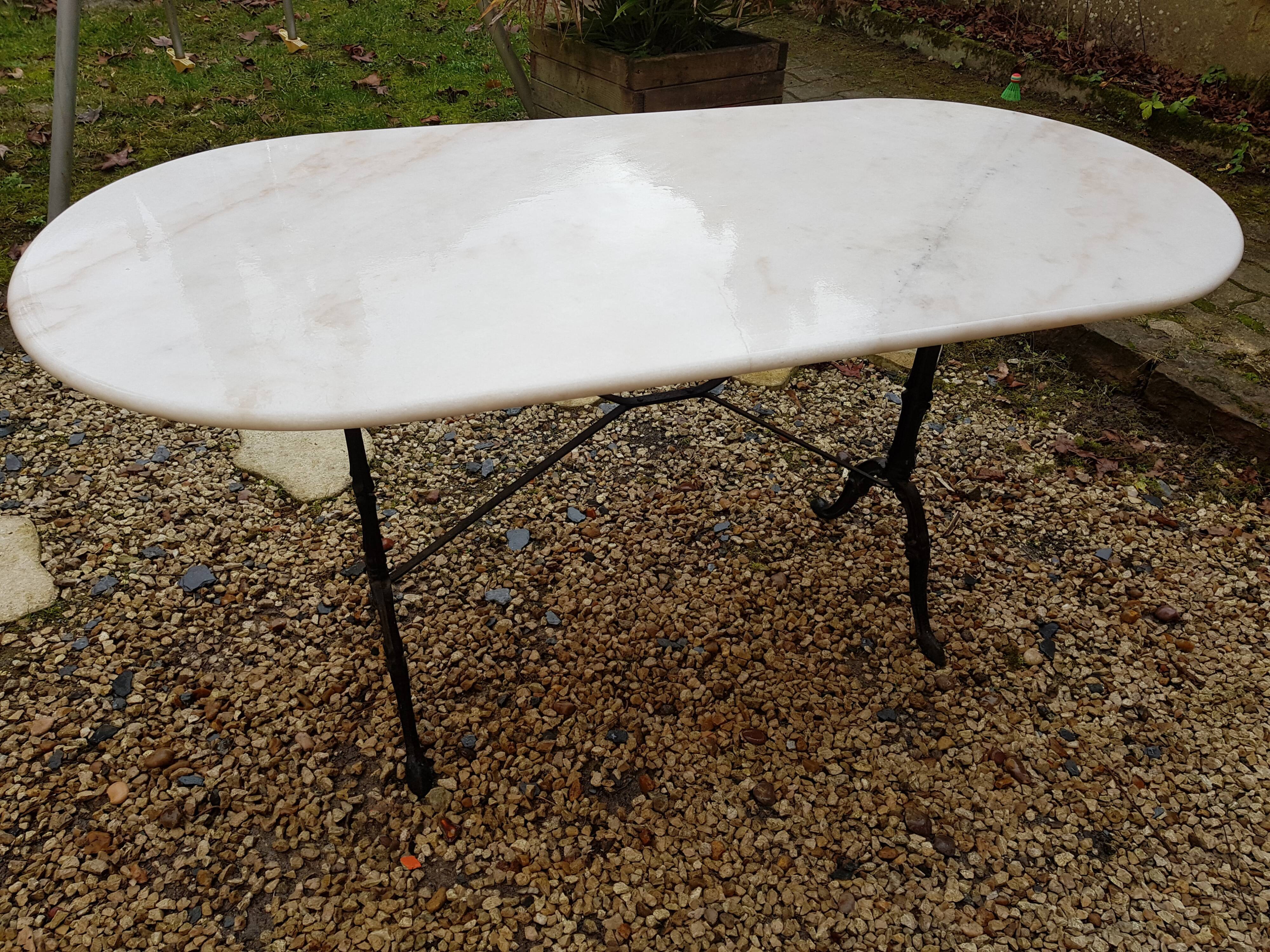 Bistro table in marble and cast iron