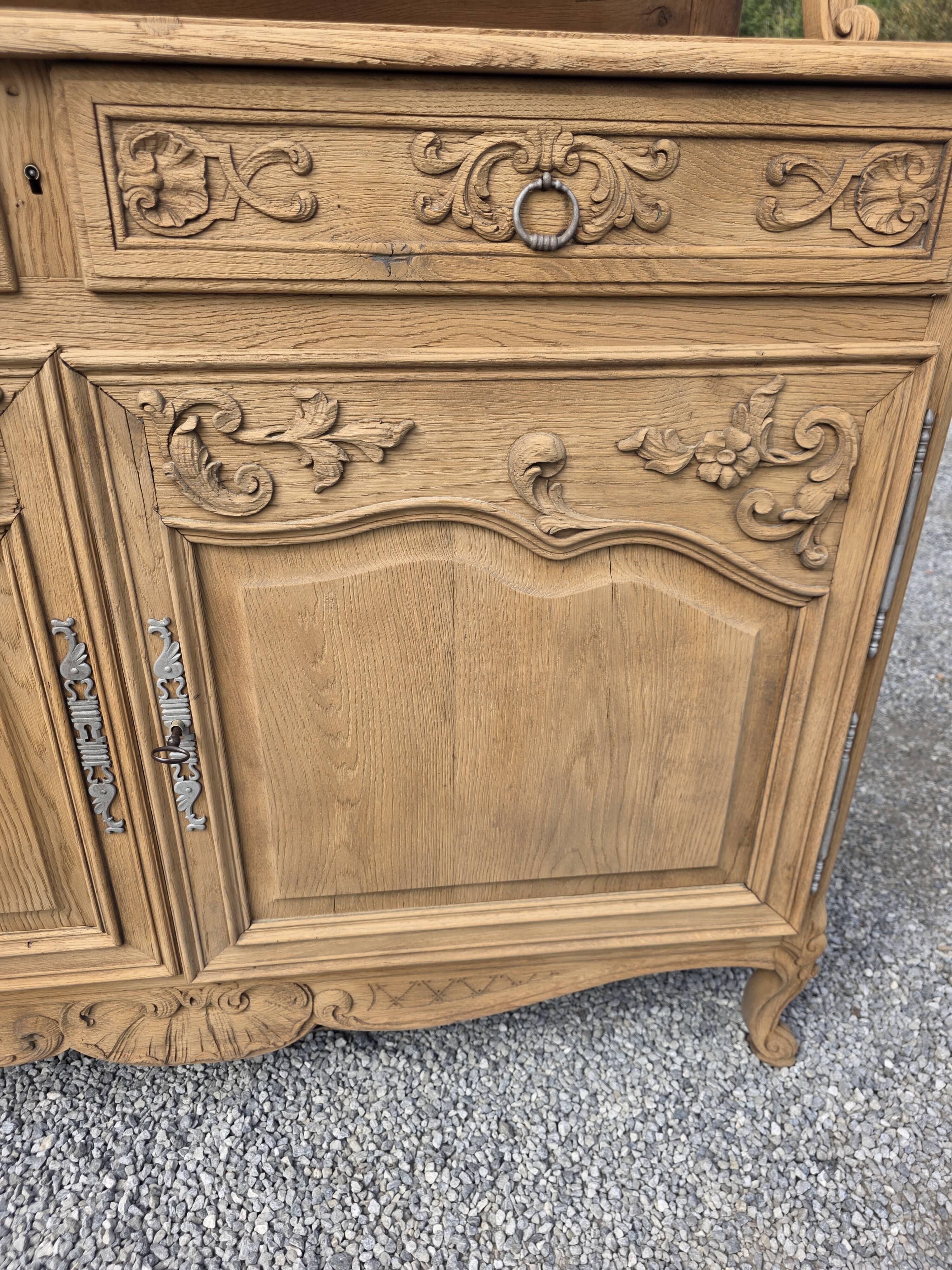 Buffet deux corps style Louis XV en chêne du XIXè