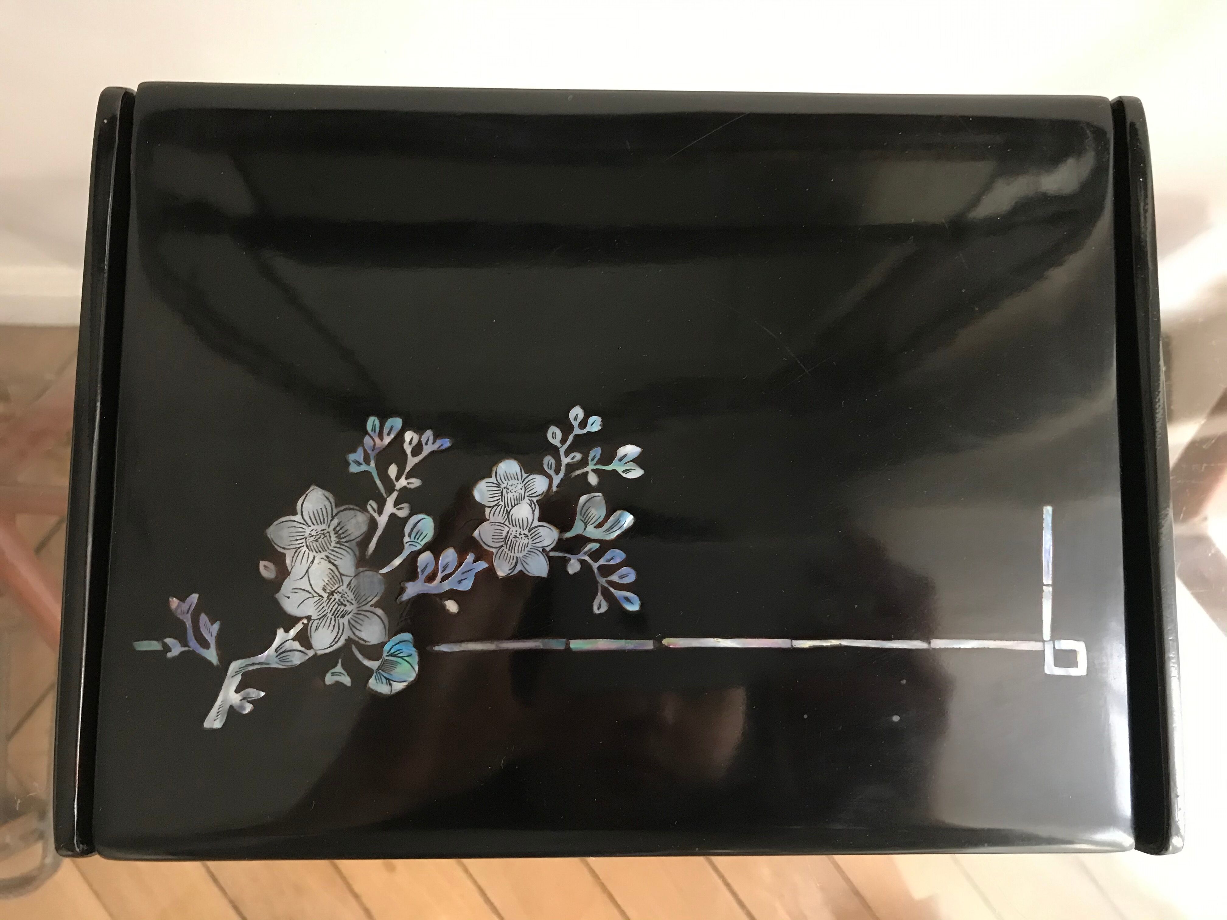 Large japanese laque box with mother-of-pearl marquetry