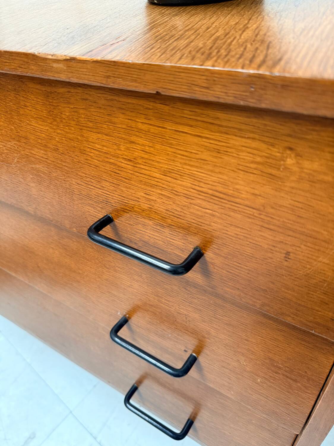 Commode pieds compas