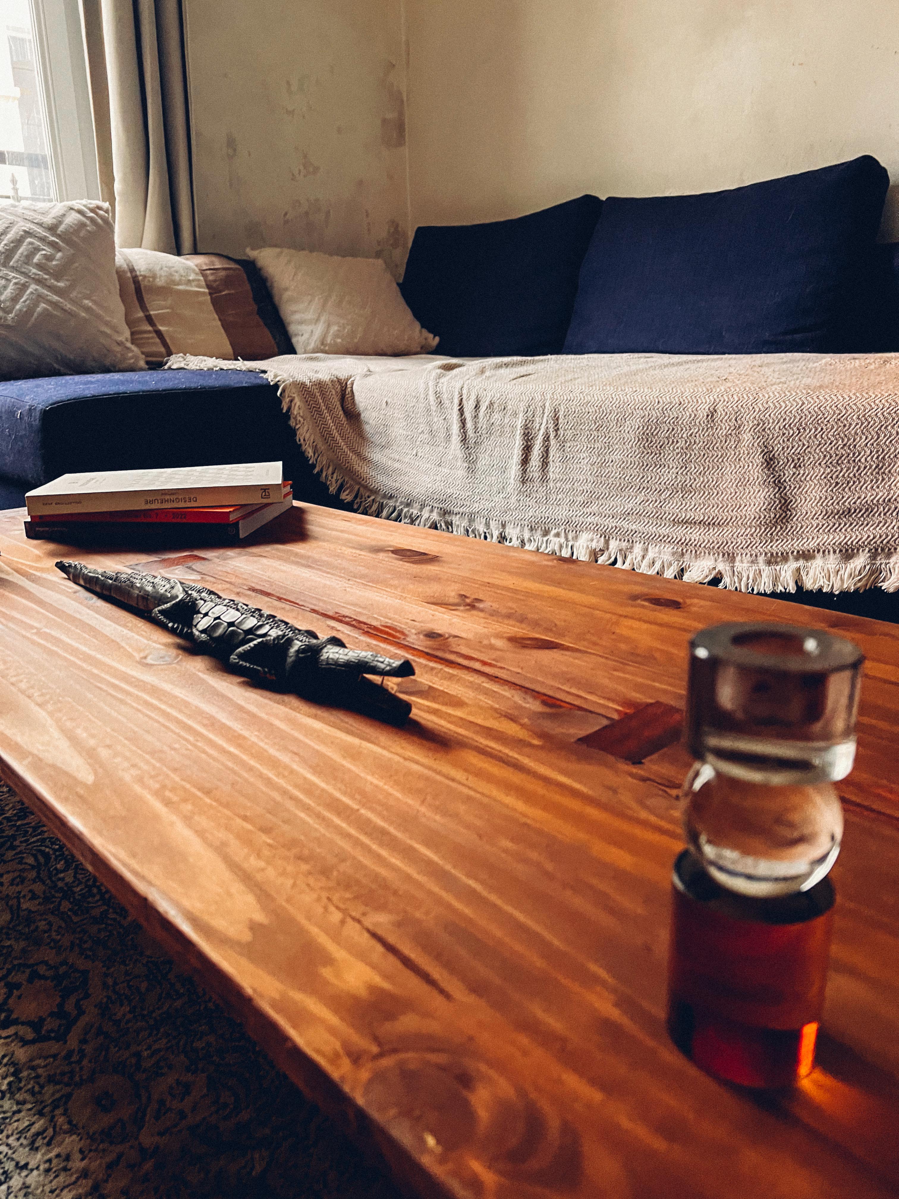 Coffee table in wood and brass