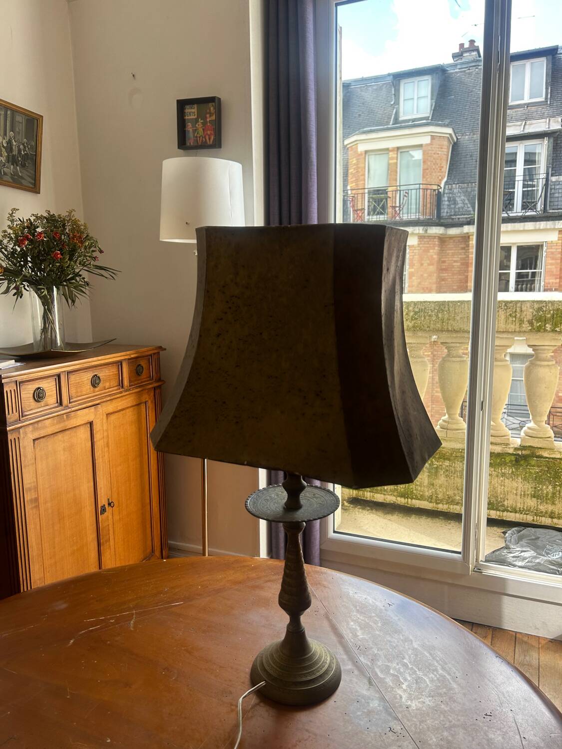Lampe de table orientale – Laiton gravé & abat-jour parchemin