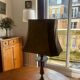 Lampe de table orientale – Laiton gravé & abat-jour parchemin