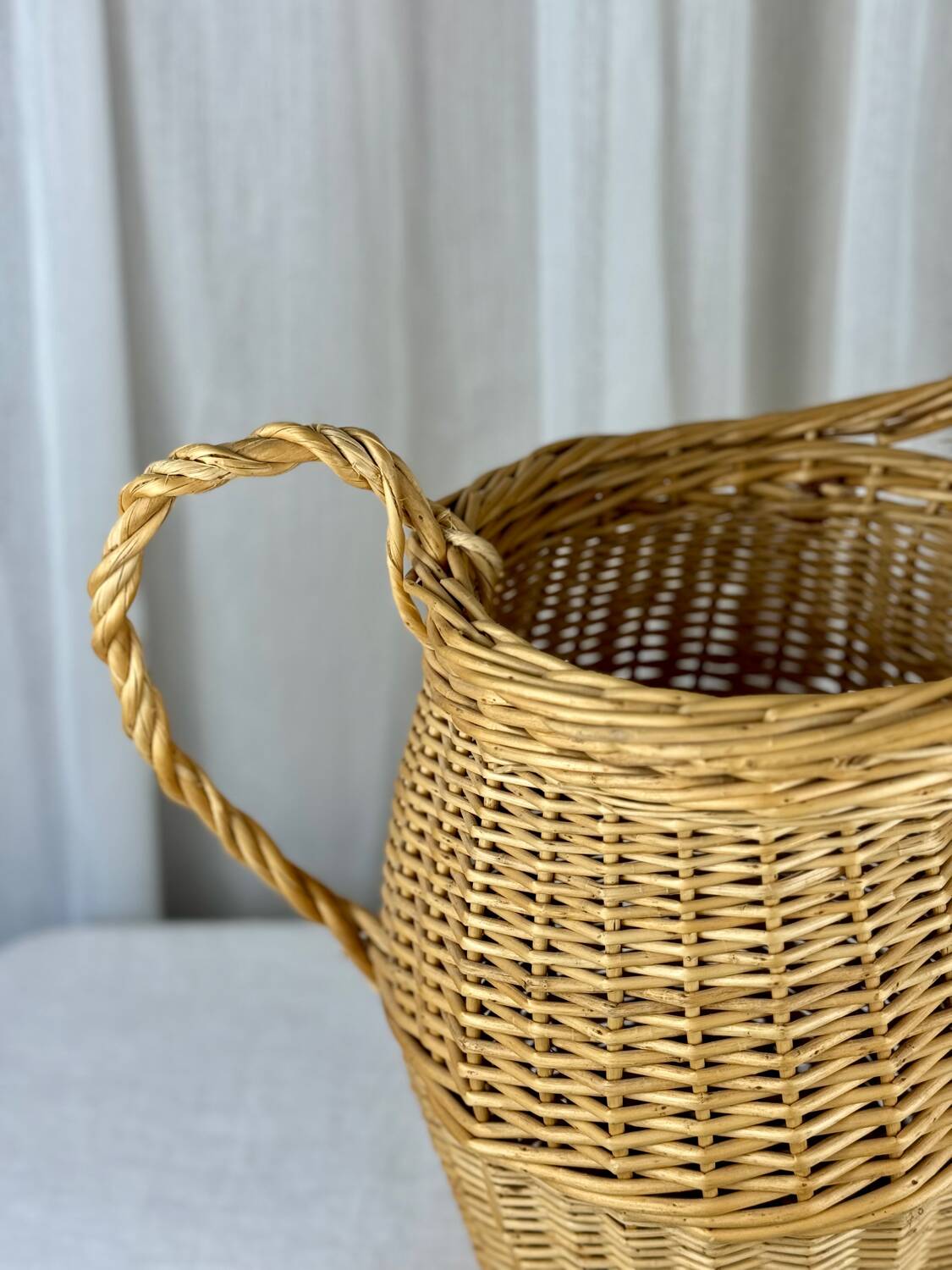 Panier en osier en forme de carafe aiguière