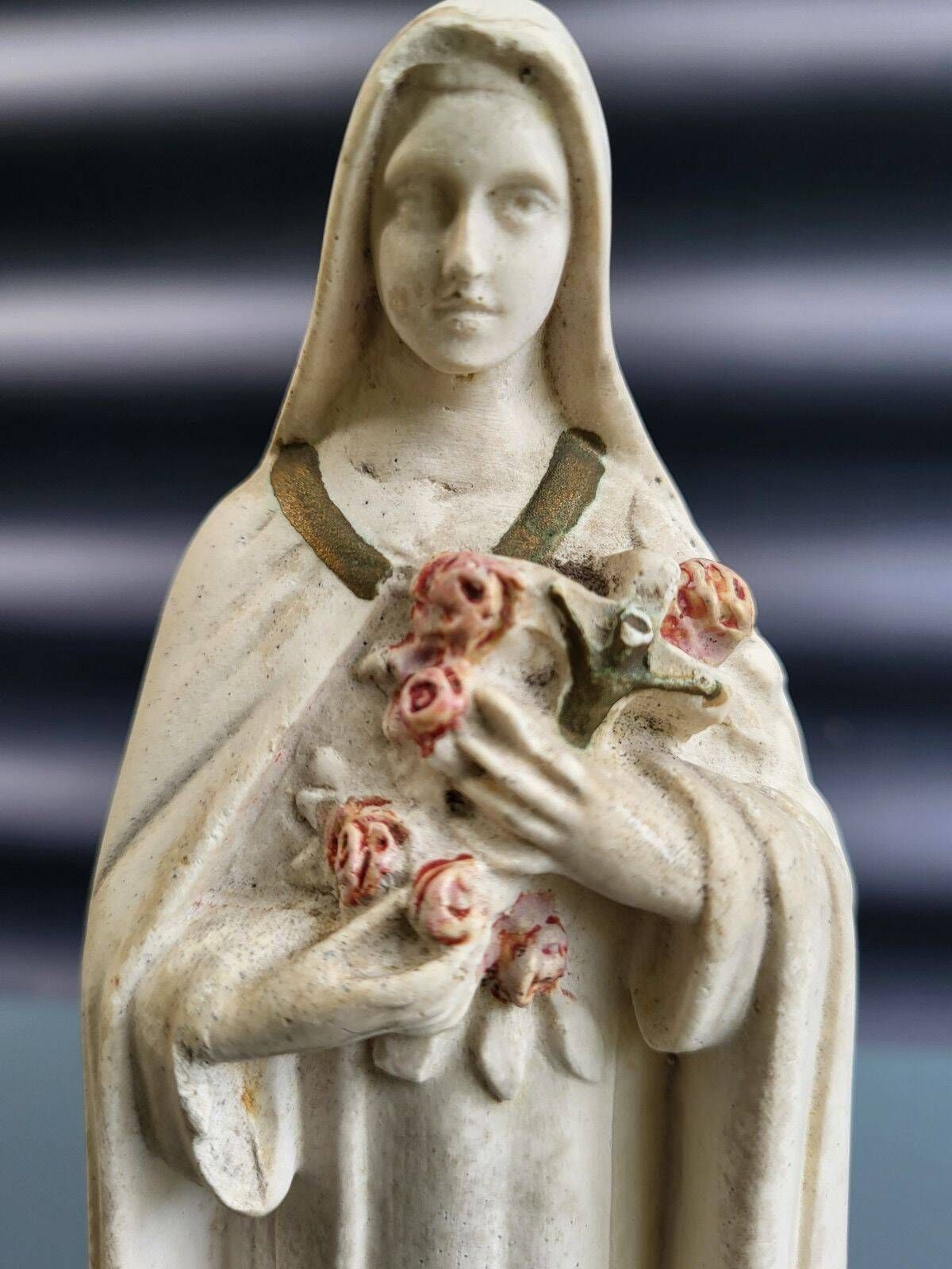Statuette of Saint Thérèse of Lisieux | bouquet of roses and crucifix H 31 cm