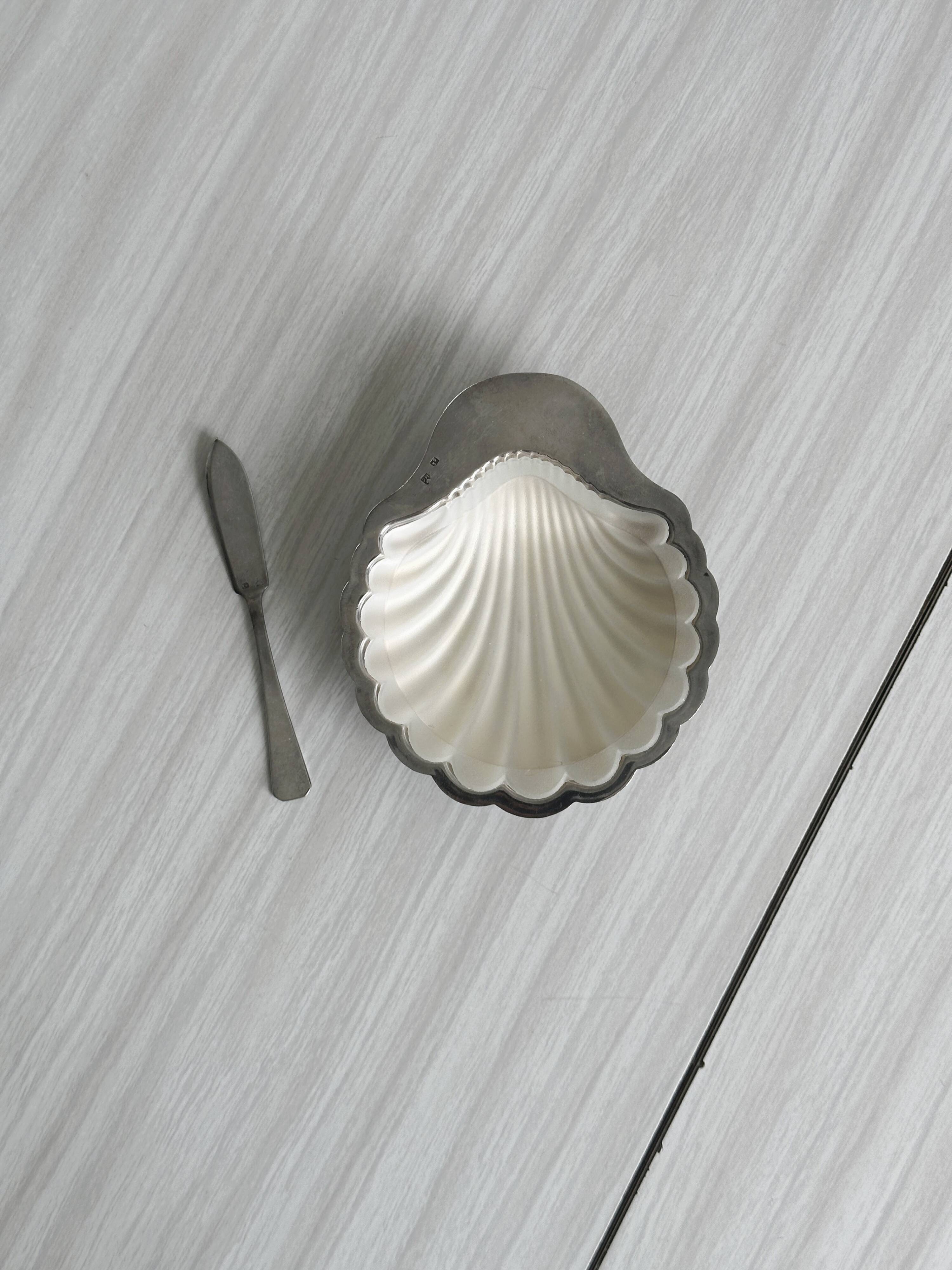 Antique shell-shaped presentation butter dish