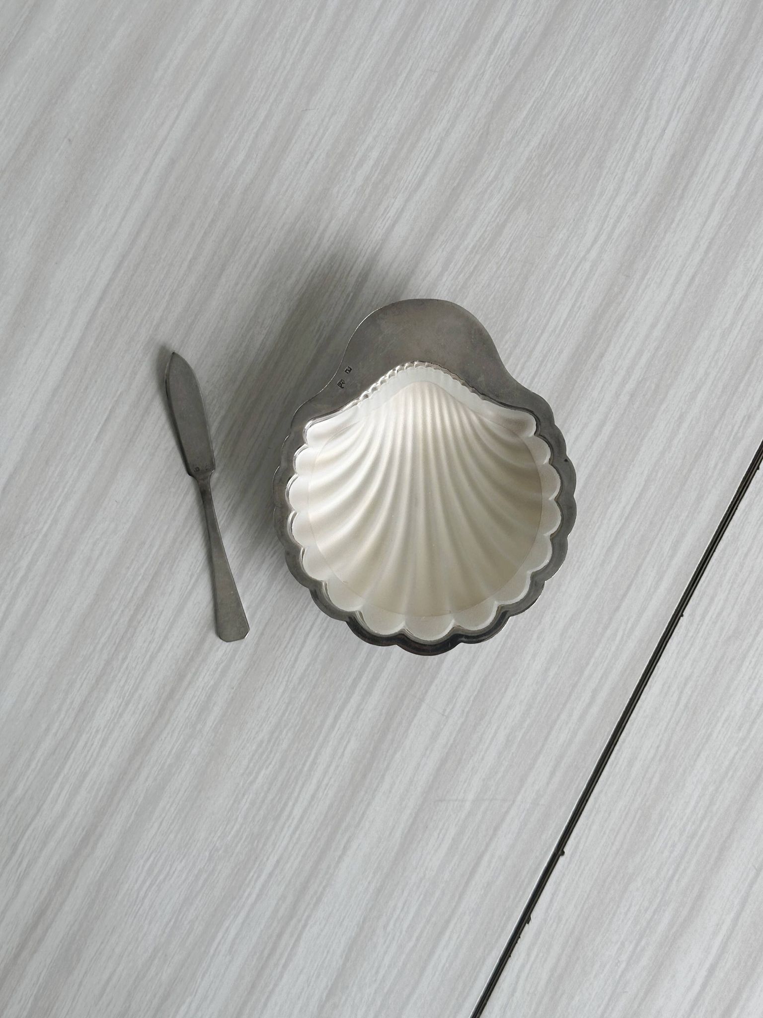 Antique shell-shaped presentation butter dish