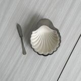 Antique shell-shaped presentation butter dish