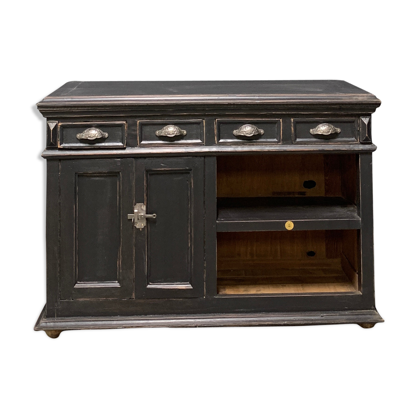 Black hardware 4 drawers