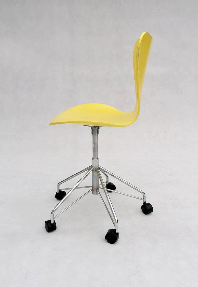 Model 3117 office swivel chair in yellow by Arne Jacobsen for Fritz Hansen, 1995