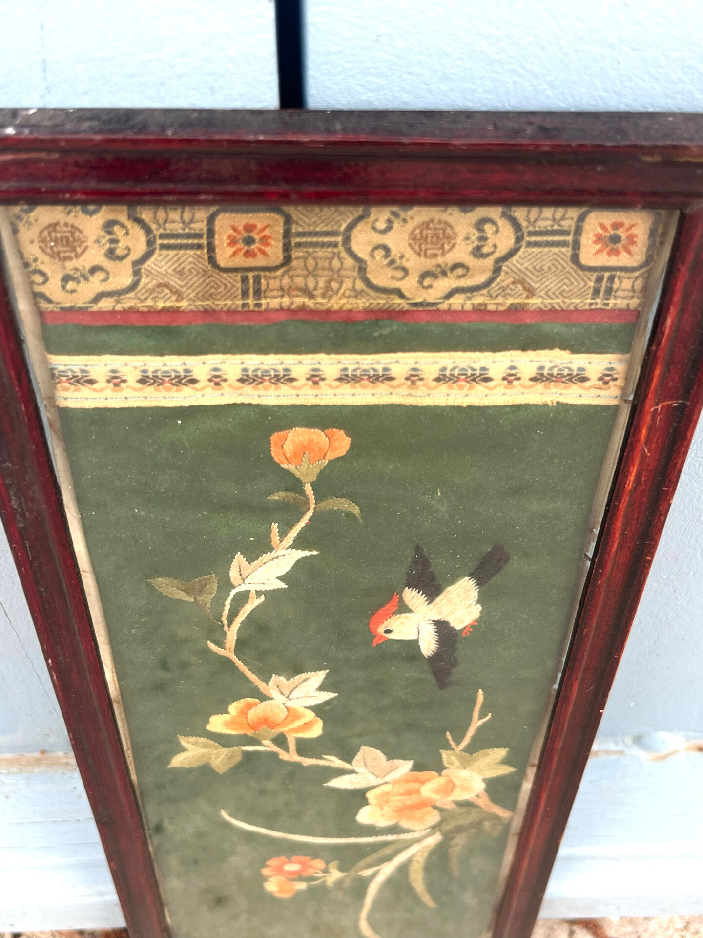 Panneau en soie brodé chinois encadré avec un oiseau et des fleurs.