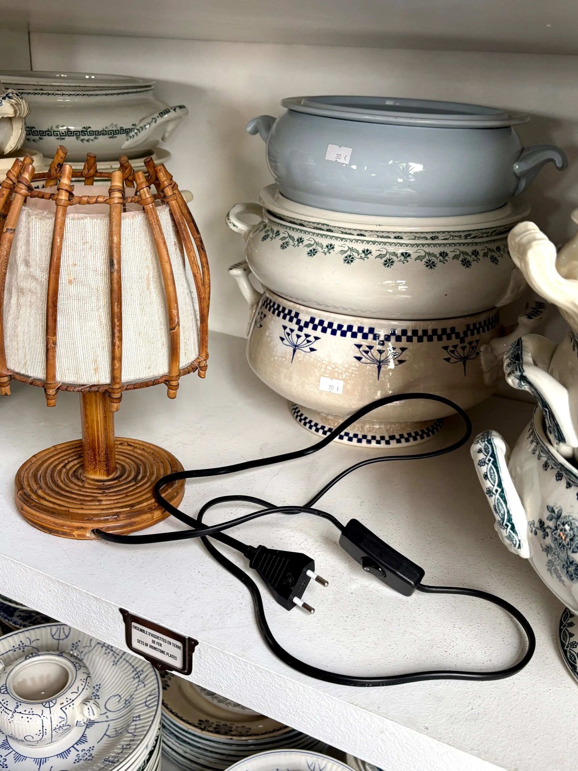 Beige rattan and cotton table lamp
