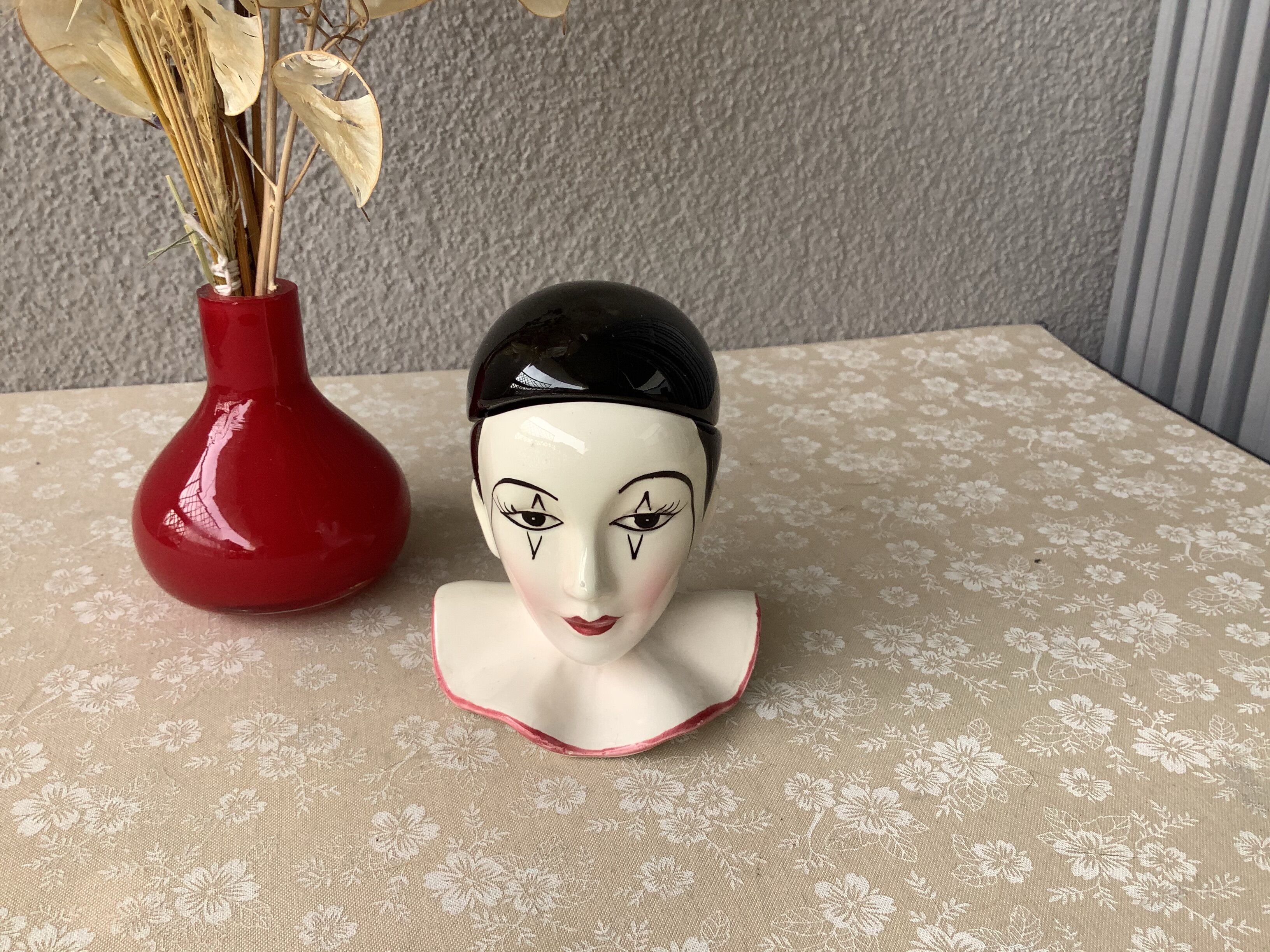 Coquetier and salt shaker Pierrot