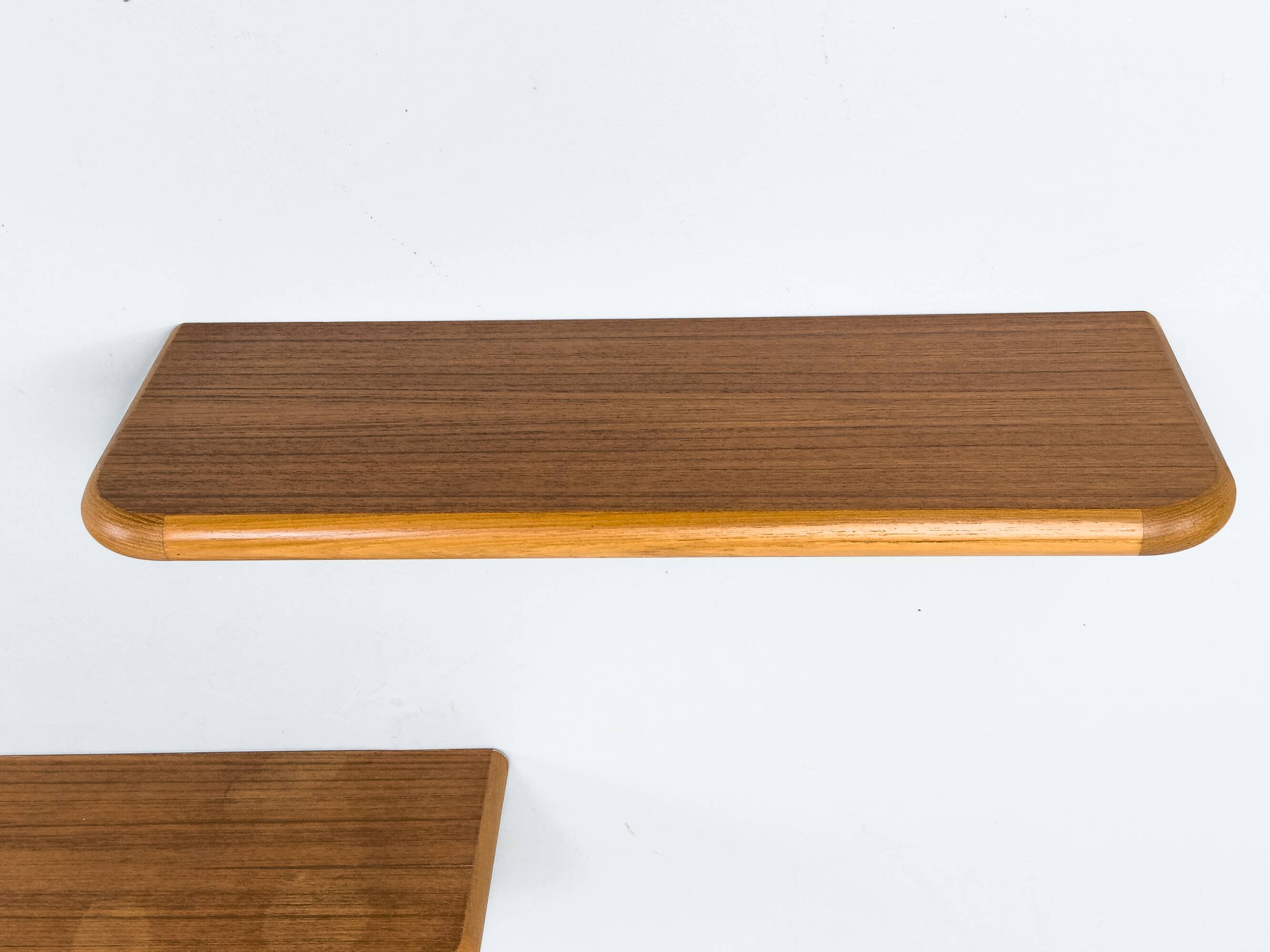 Ensemble de 2 étagères murales en teck du milieu du siècle, années 1970