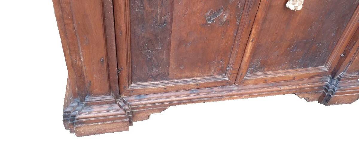 17th-century Tuscan walnut antique buffet