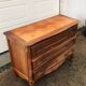 Commode noyer 3 tiroirs et laiton de style