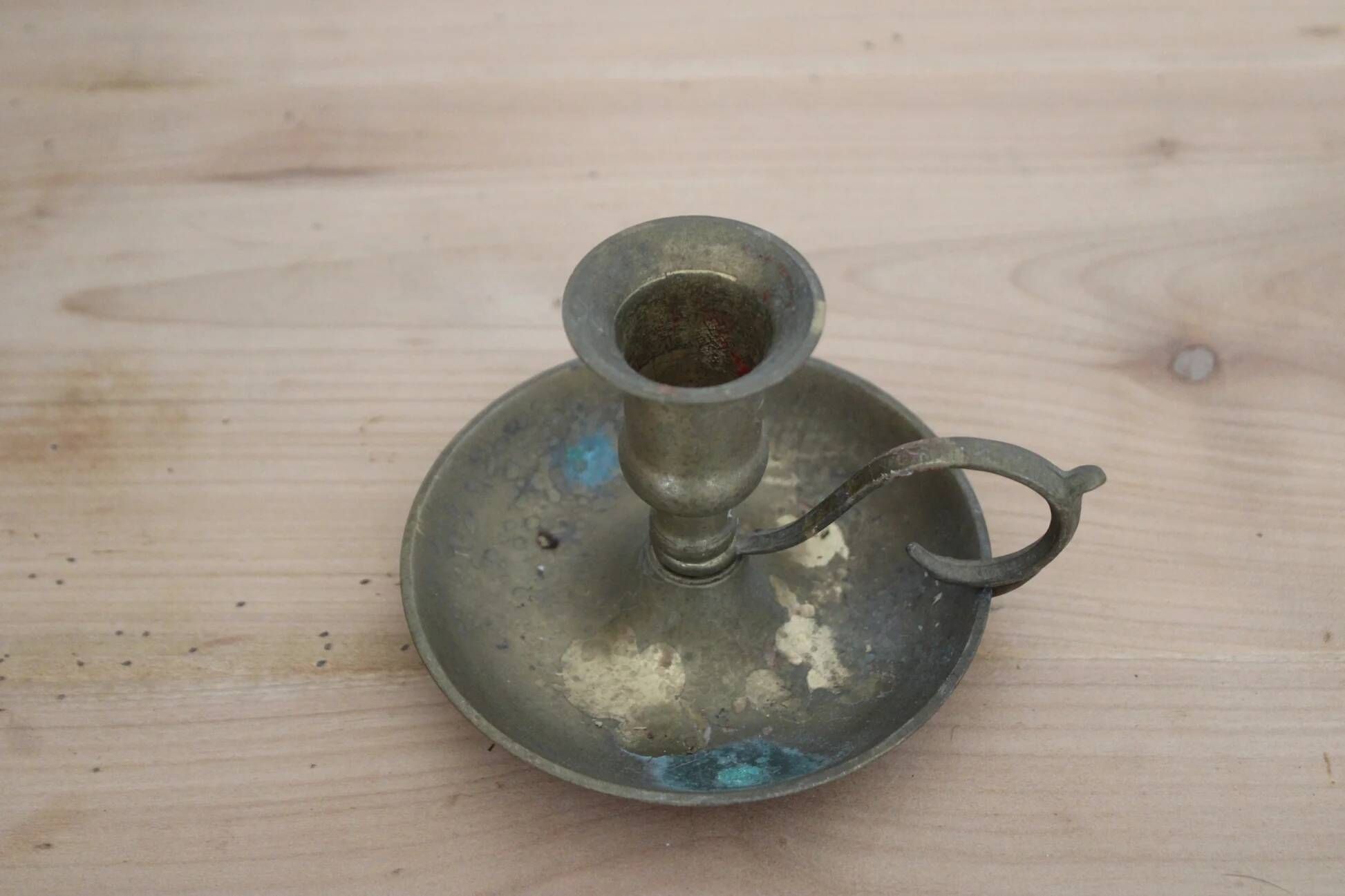 Antique patinated brass hand candlestick – Vintage rat of the cellar