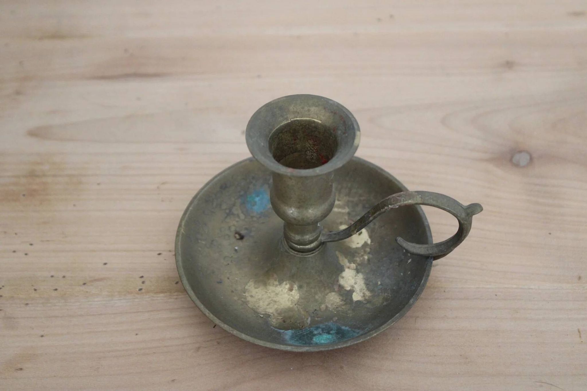 Antique patinated brass hand candlestick – Vintage rat of the cellar