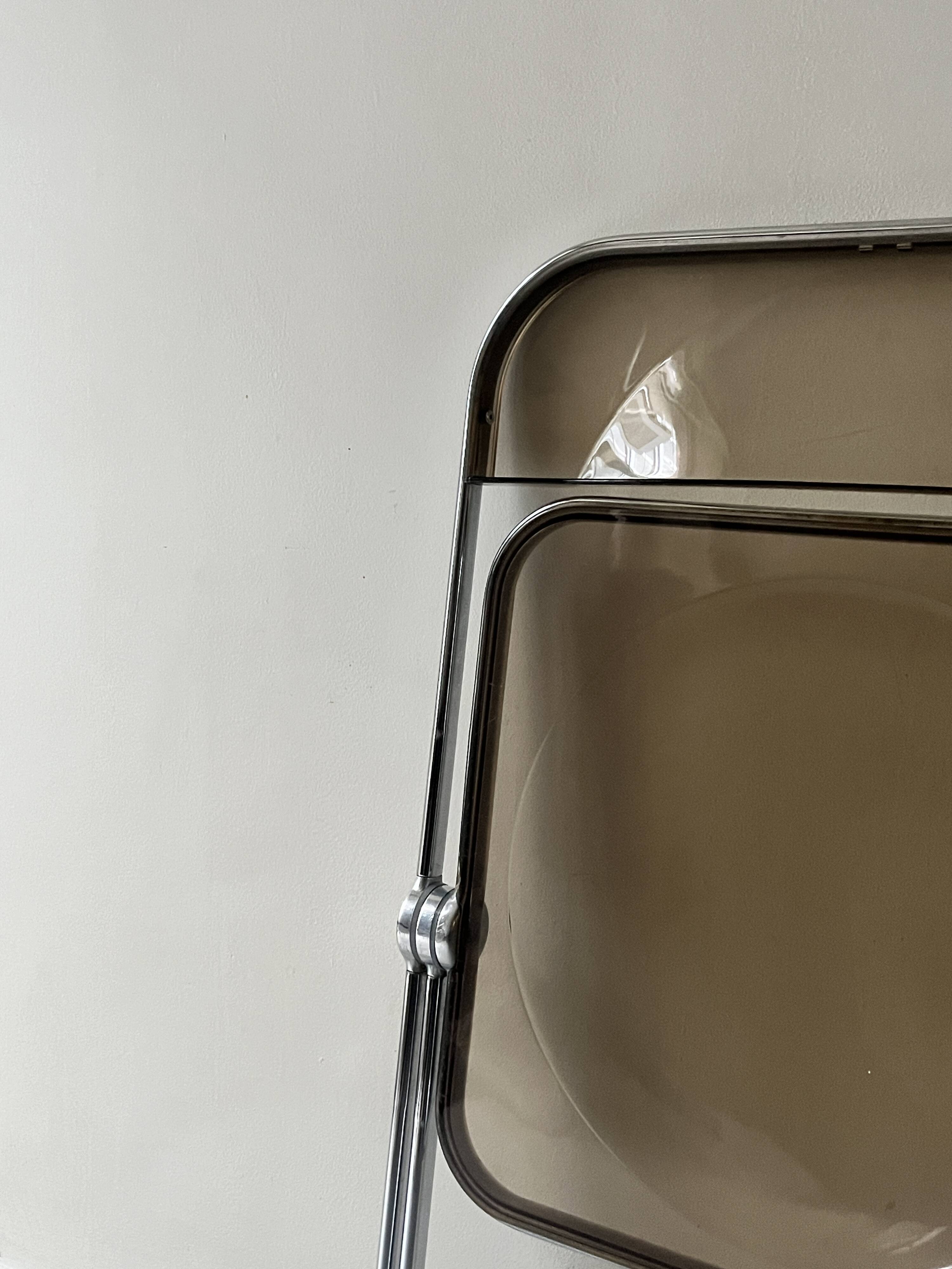 Chaise pliante en plexiglas et chrome, modele Plia de Giancarlo Piretti éd.Castelli, design 70