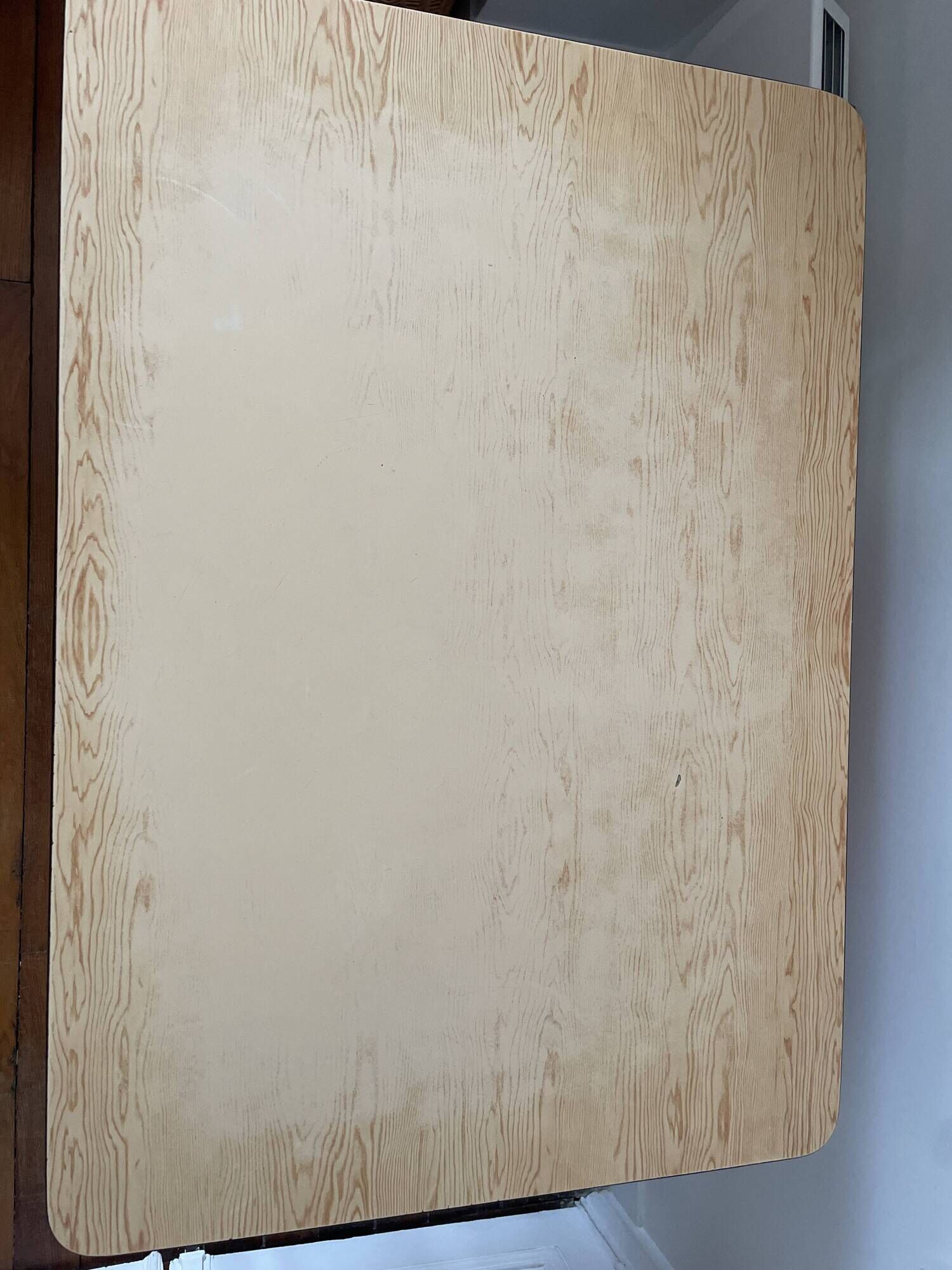 Table in Formica