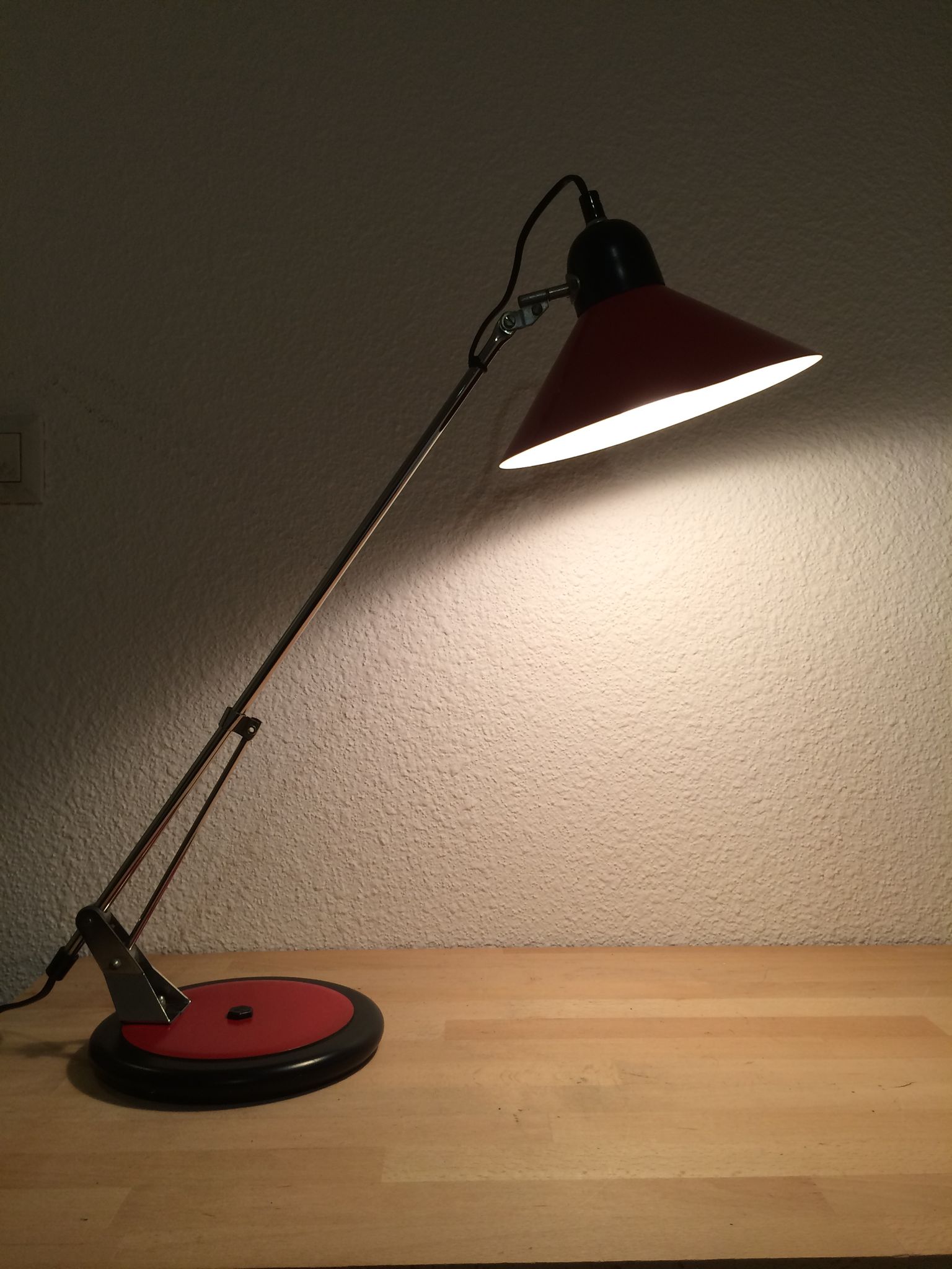 Lampe de bureau articulée Aluminor grand modèle, rouge