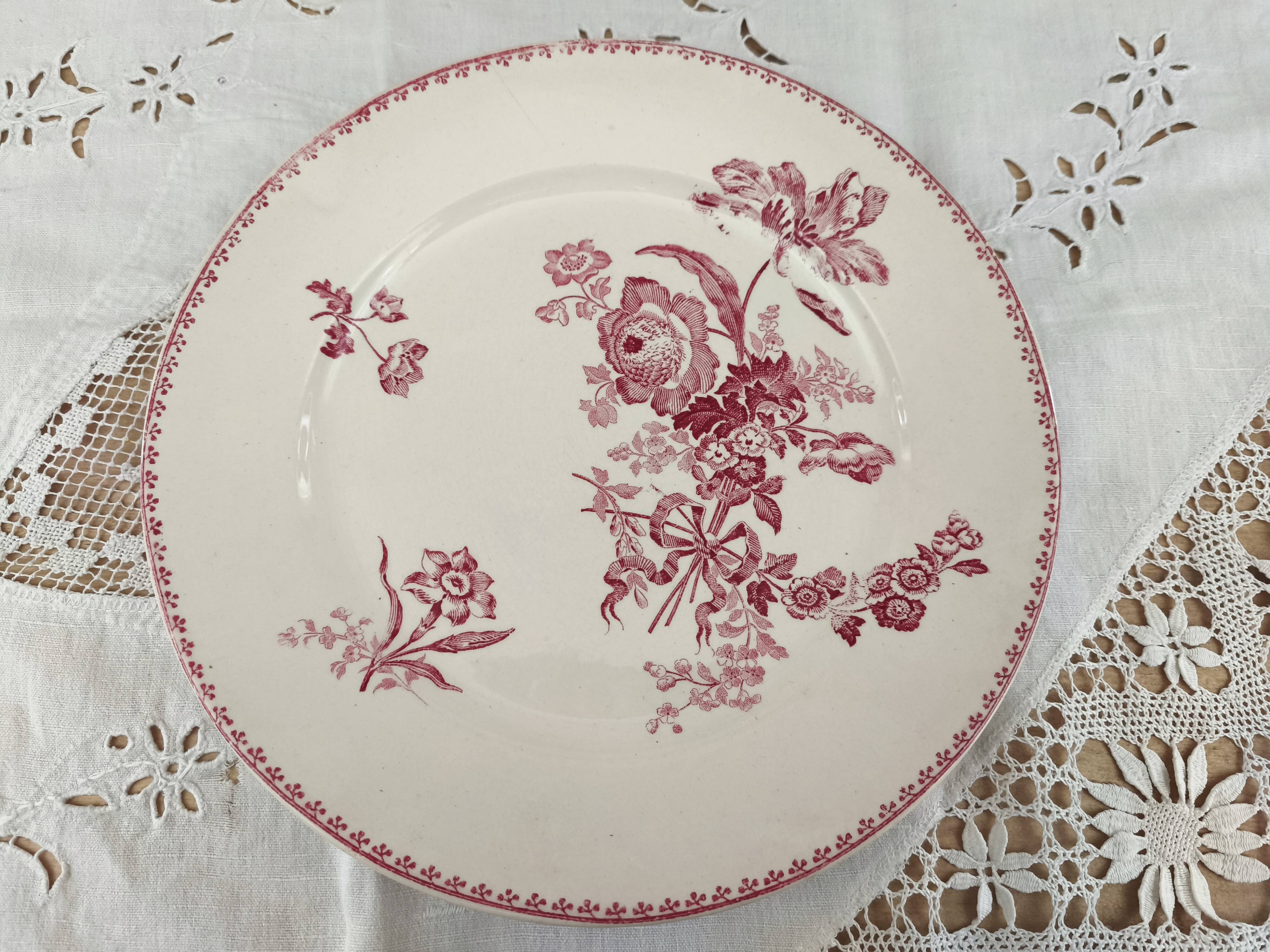 Art Nouveau flat plate, late 19th century, U&C Sarreguemines Digoin, Fontange model