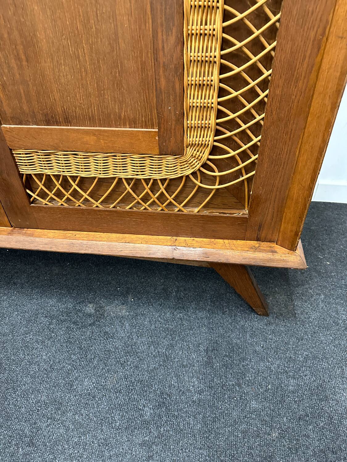 Armoire rotin pieds compas