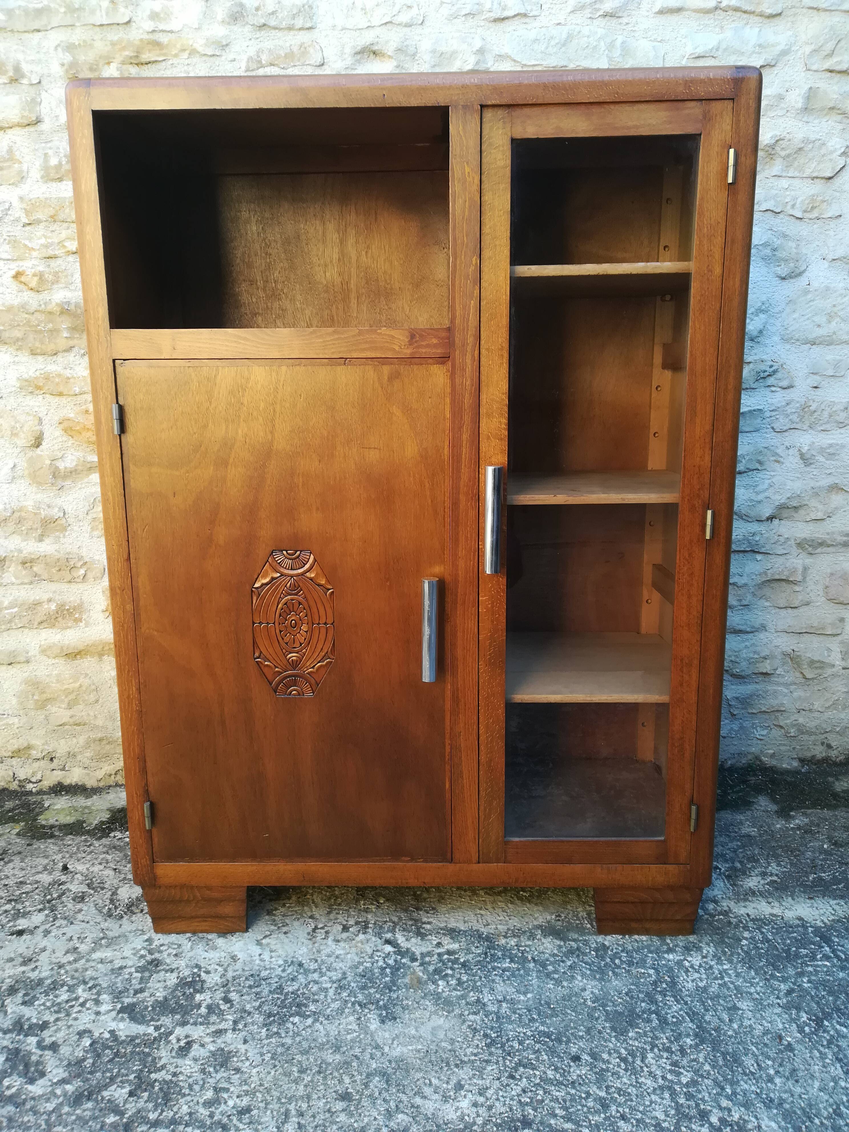 Buffet showcase of the 1940s
