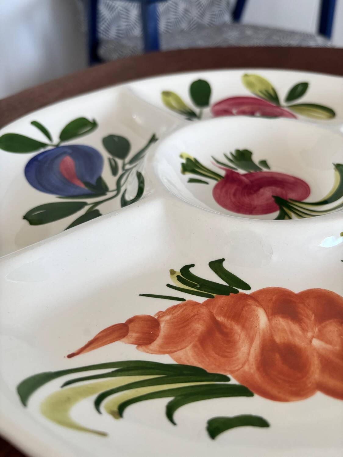 Plat apéritif compartiments légumes en barbotine majolique vintage