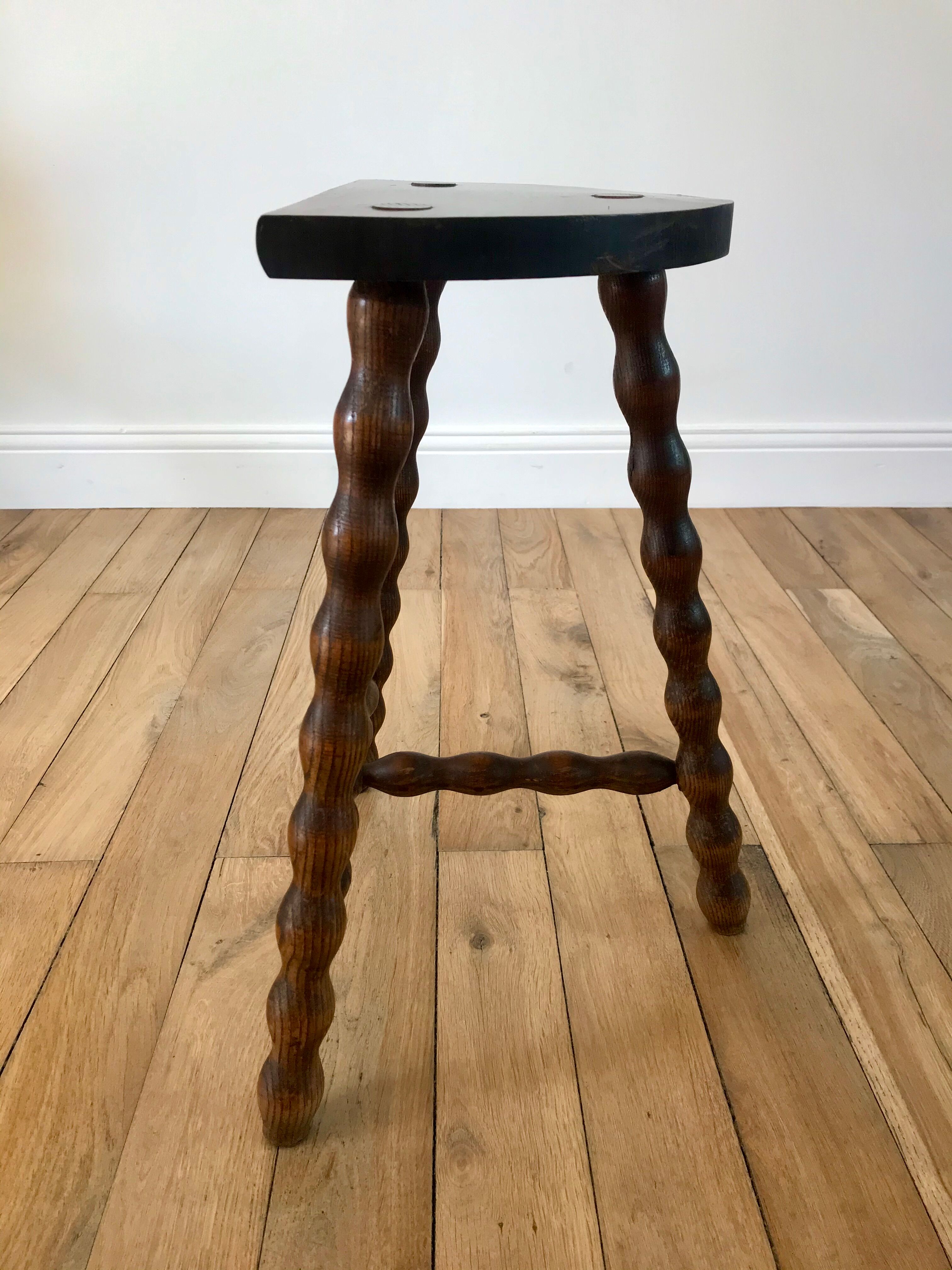 Tripod stool in beaded wood / turned 40s