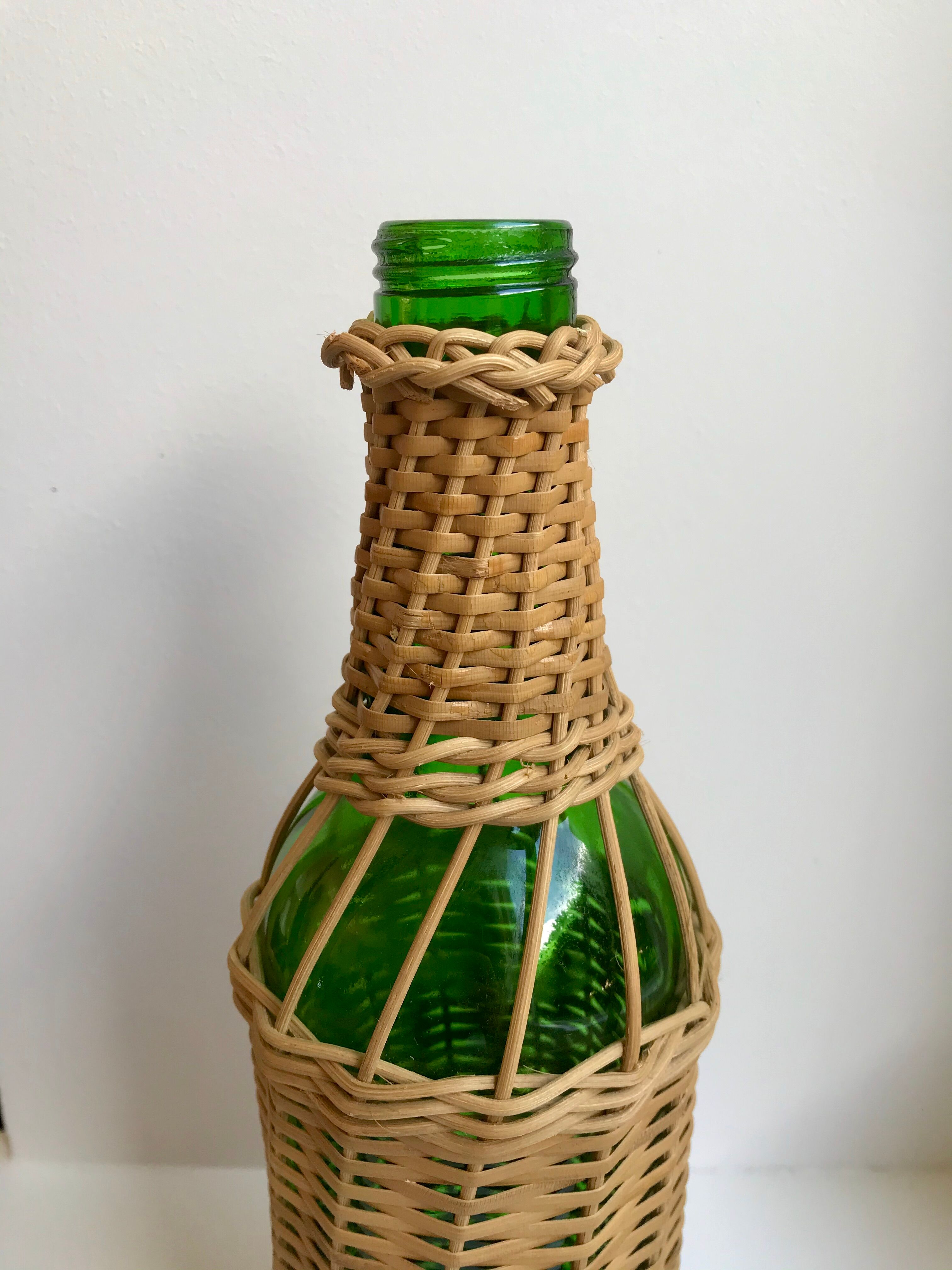 bouteille entourée de rotin années 70