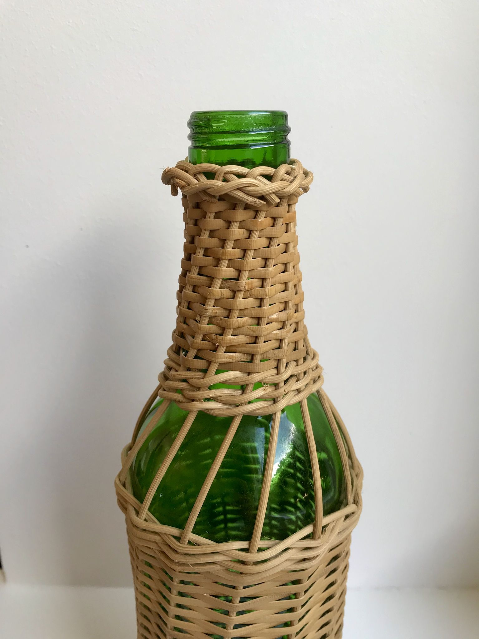 bouteille entourée de rotin années 70