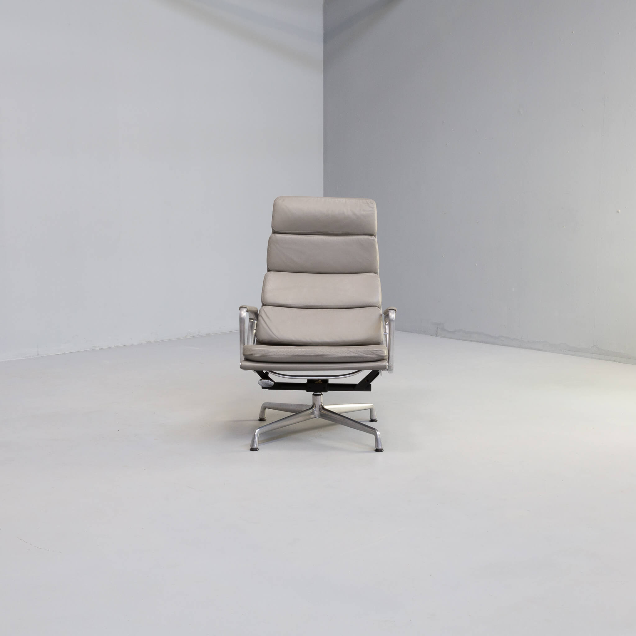 Charles and Ray Eames EA222 soft pad lounge fauteuil for Vitra