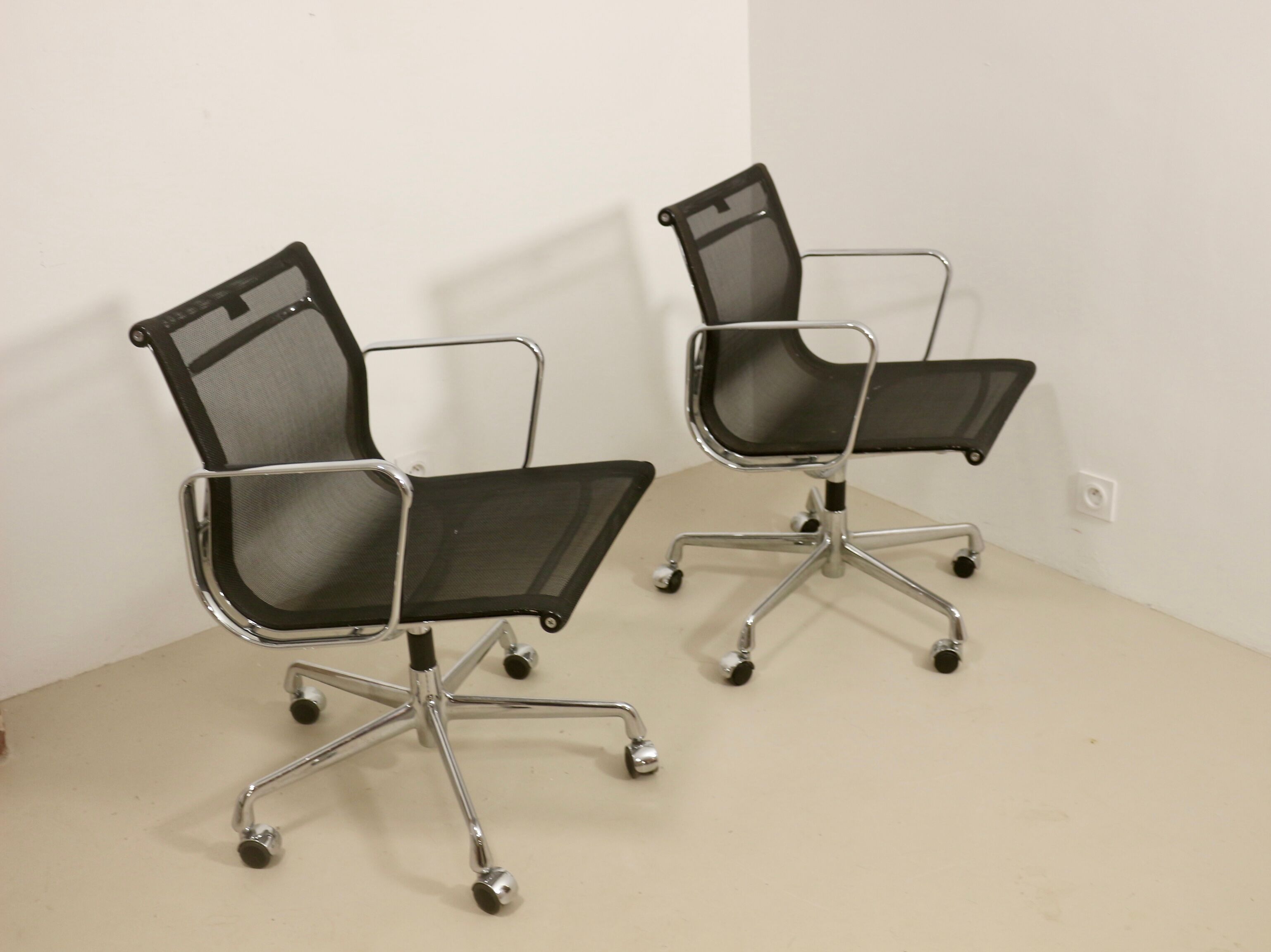 Lot de 2 fauteuils modèle EA 117 de Charles et Ray Eames par Vitra
