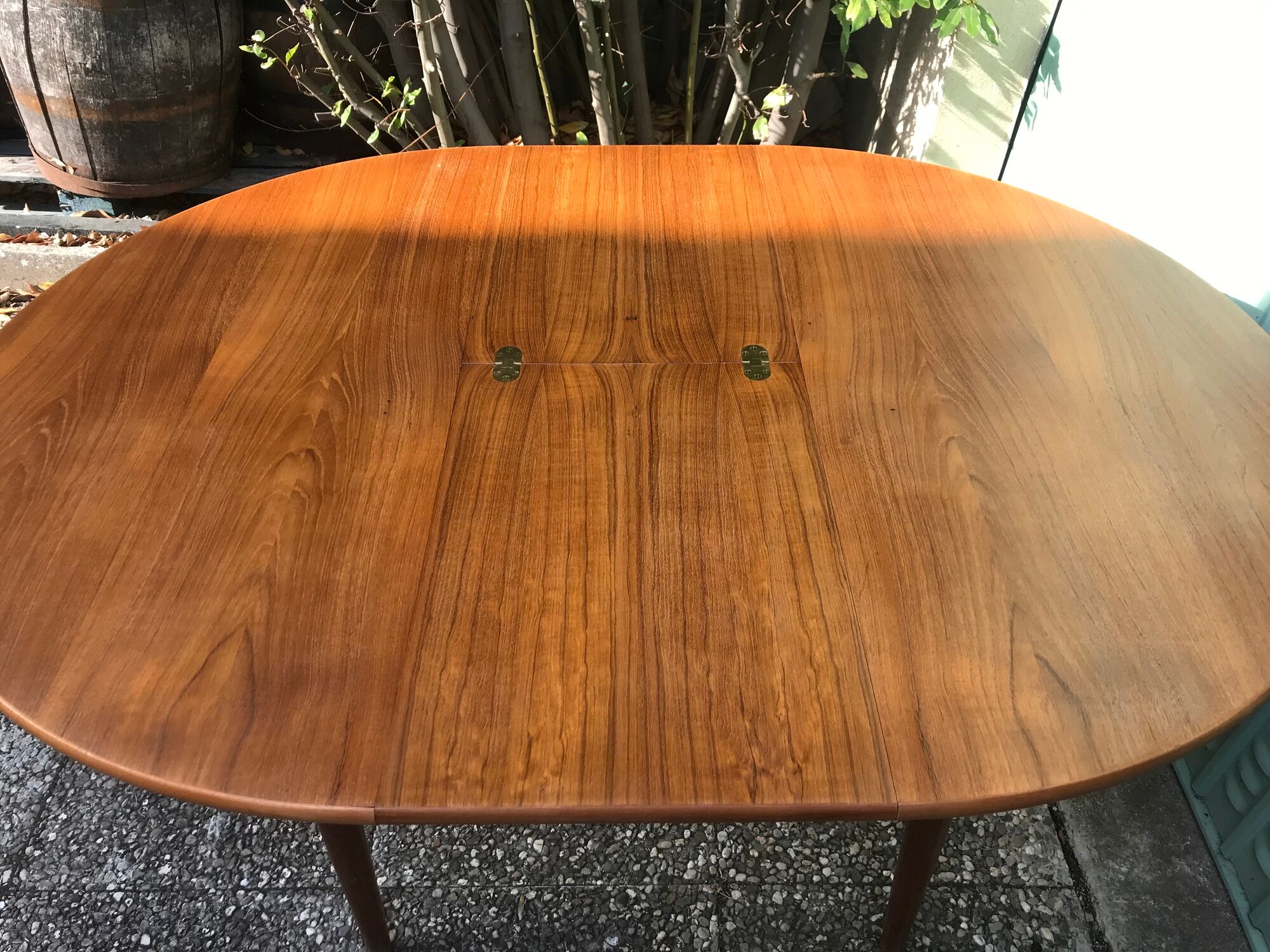 Ancienne table à manger scandinave en bois de teck et pieds compas avec rallonges vintage