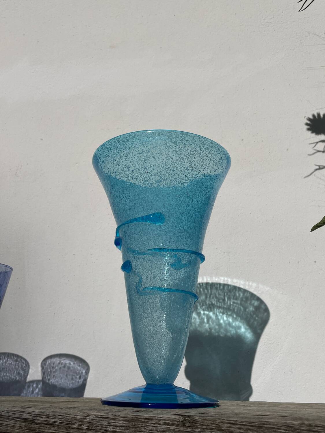 Vase conique en verre bullé bleu turquoise