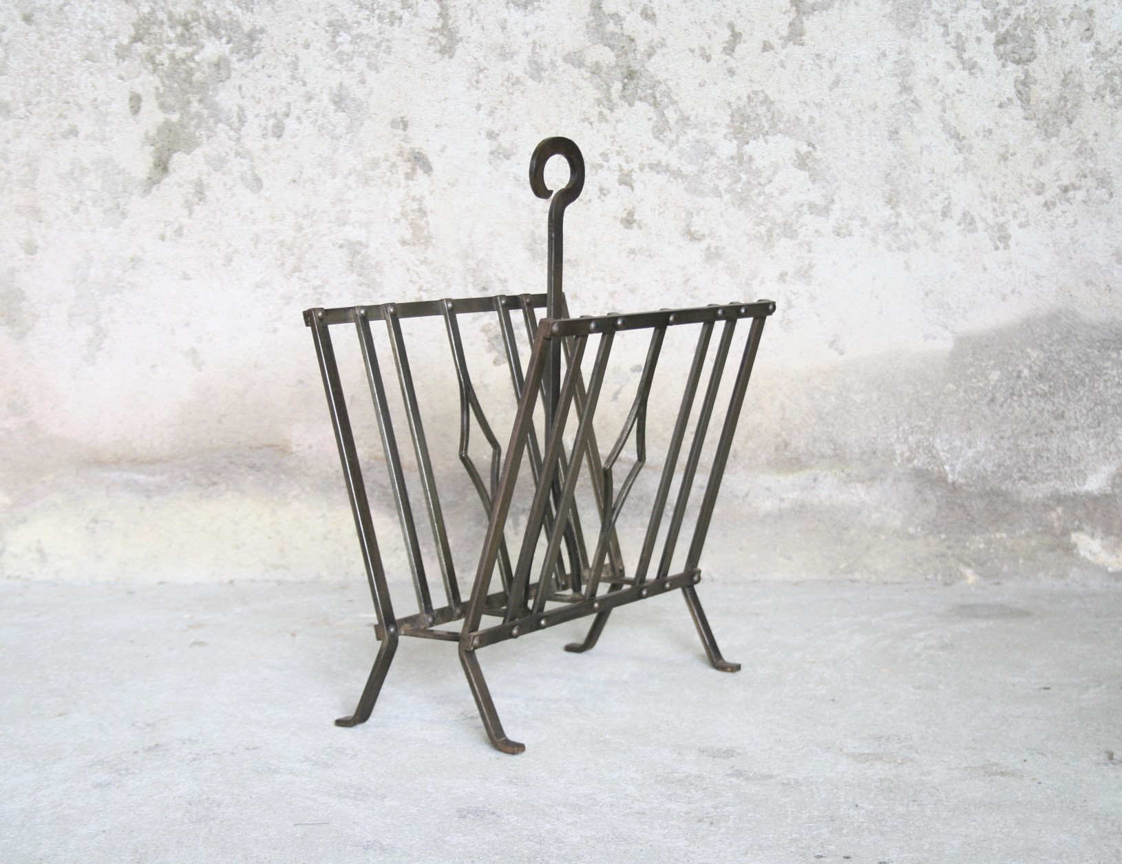Metal magazine rack