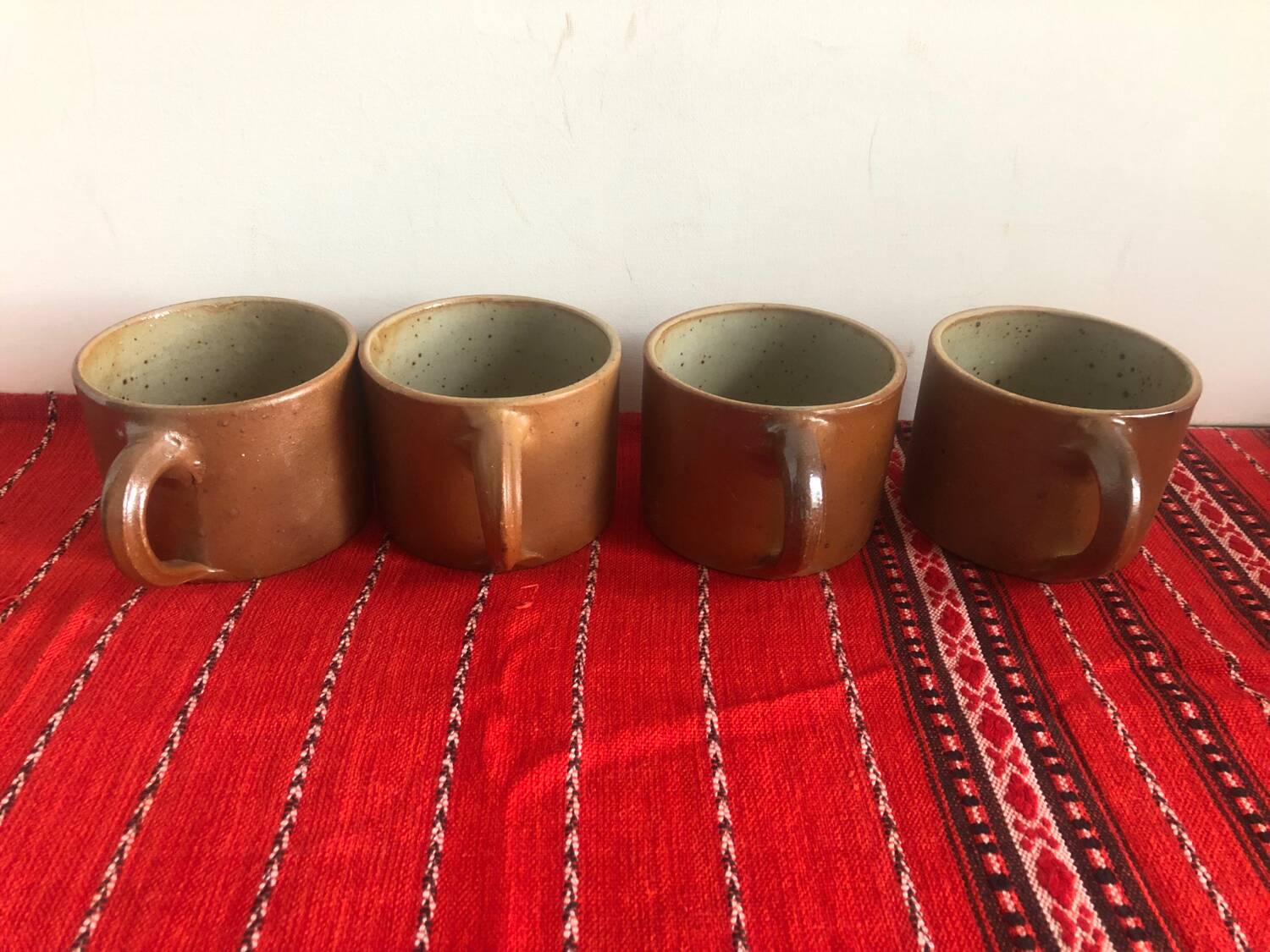 4 tasses en grès anciennes