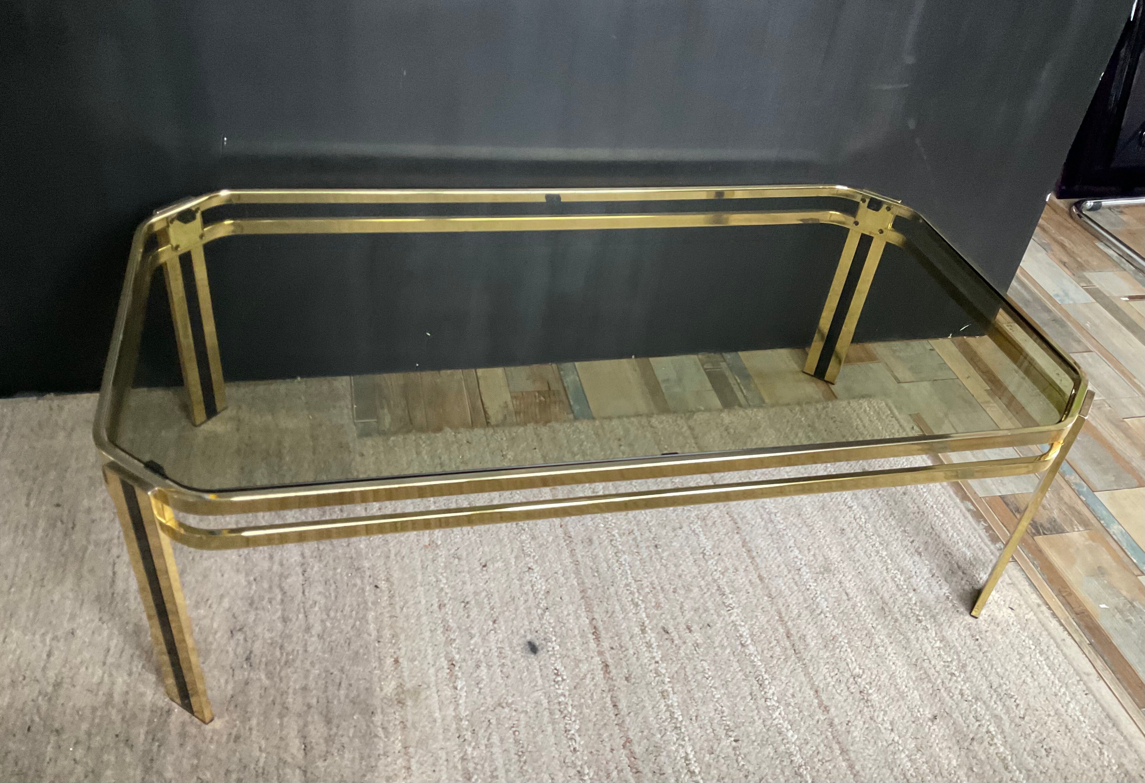Table basse vintage années 70 en métal doré et verre fumé