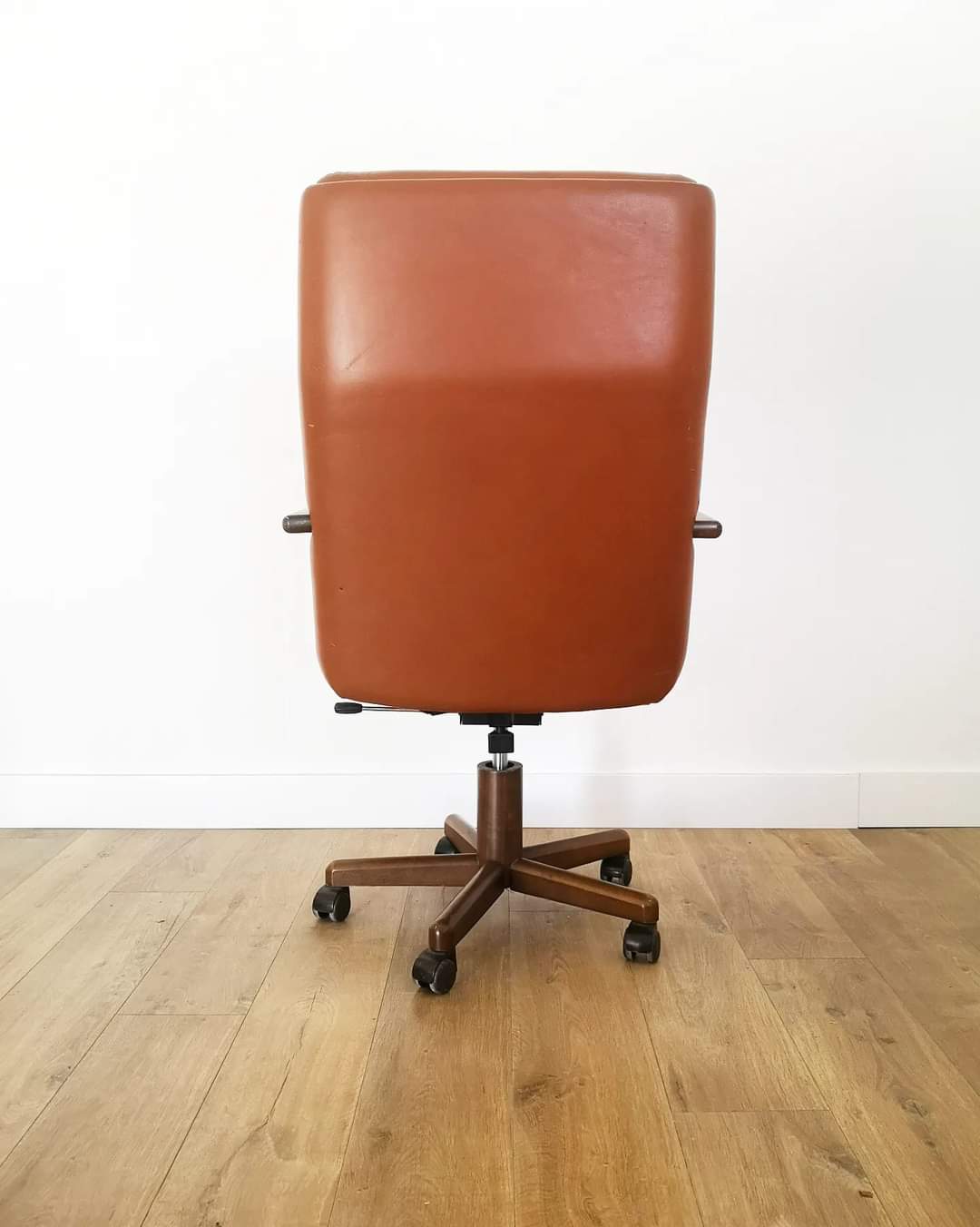 Office chair in upholstered skai